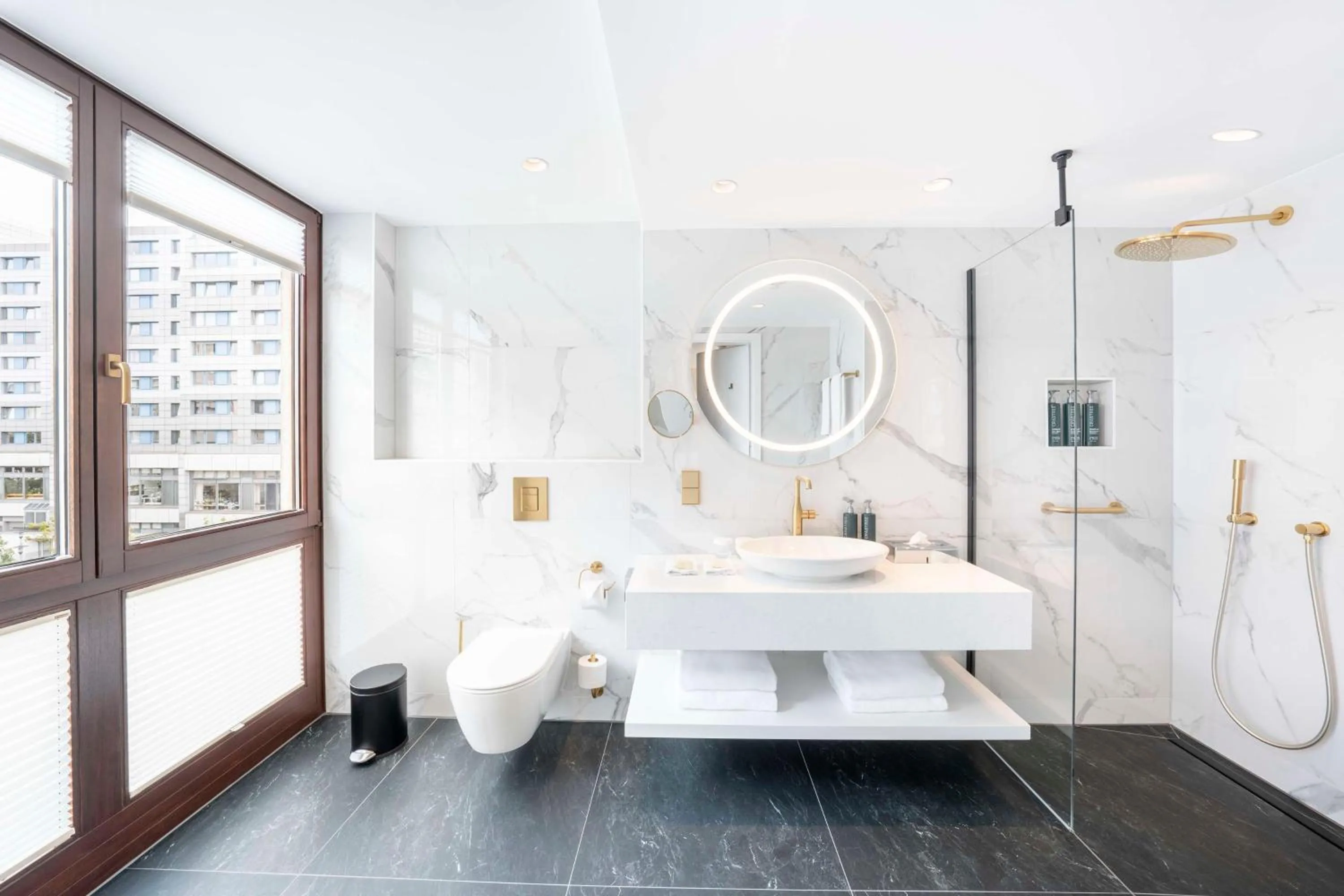 Bathroom, Bed in Hilton Berlin