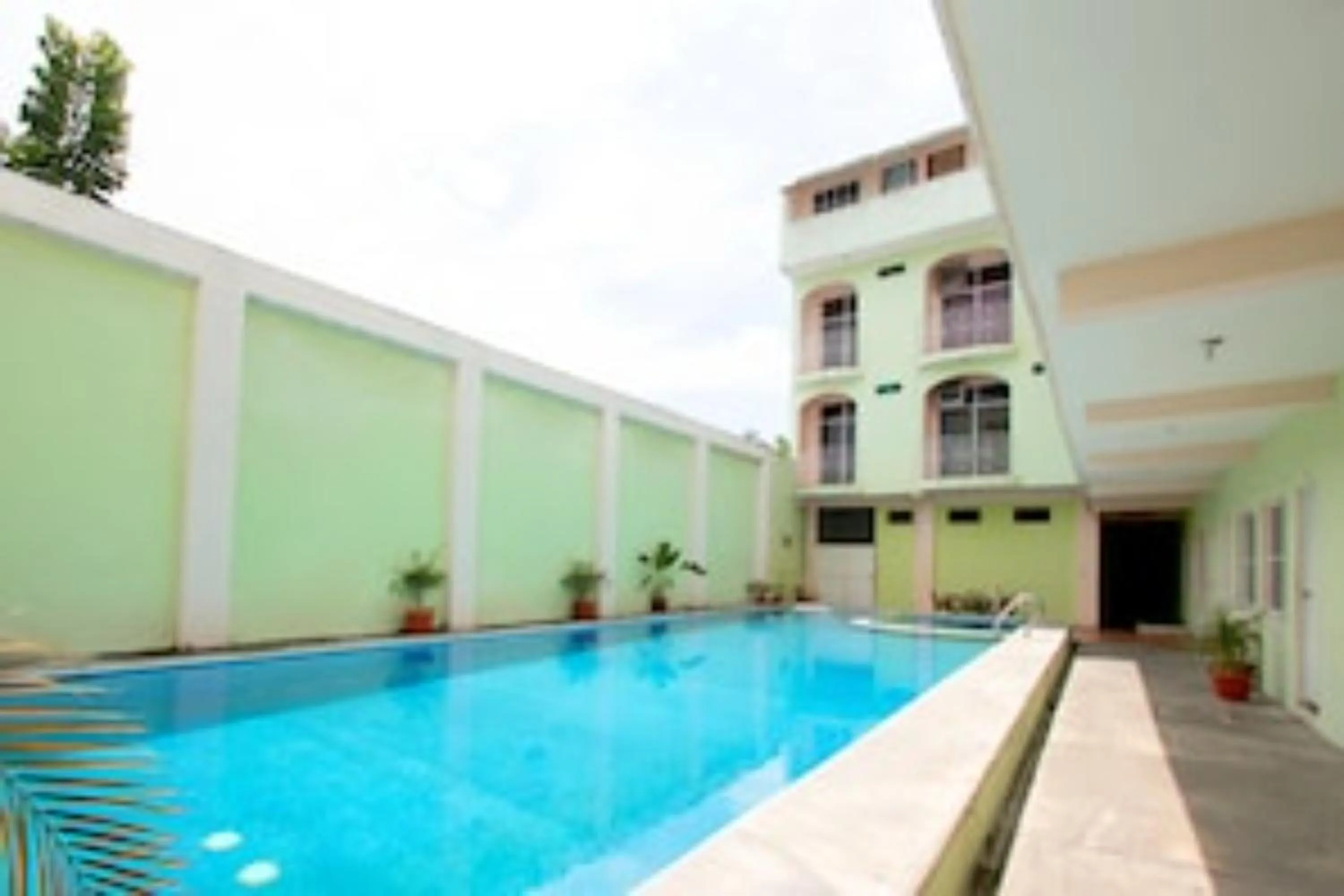 Swimming pool in OYO Hotel Estacion,José Cardel,Parque Central Revolución