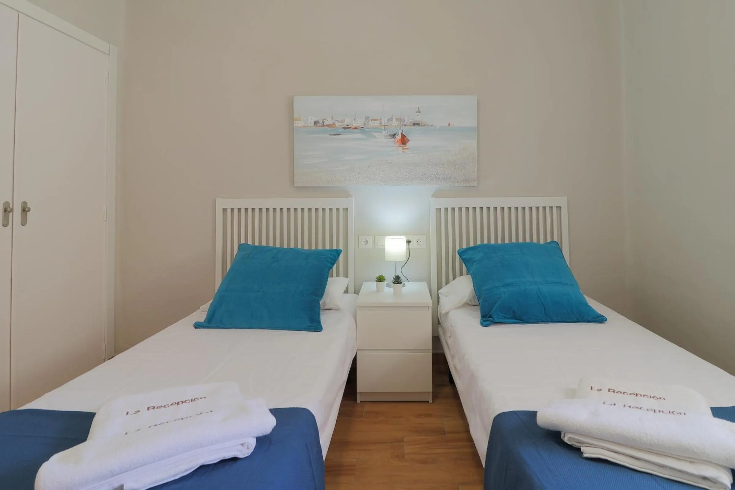 Bedroom, Bed in C102 - Huge and Stylish 5 Bedroom by the Center