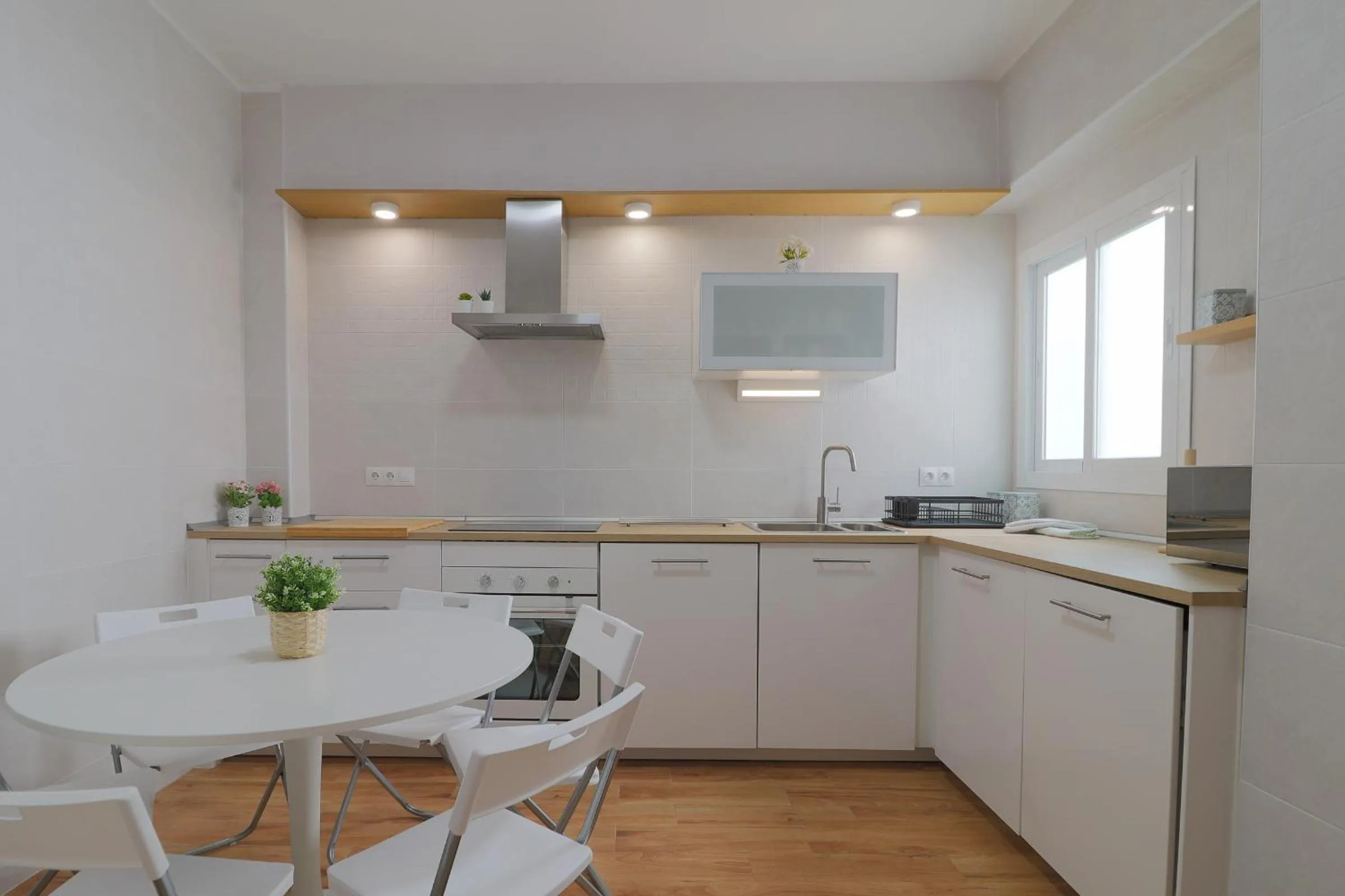 Kitchen or kitchenette in C102 - Huge and Stylish 5 Bedroom by the Center