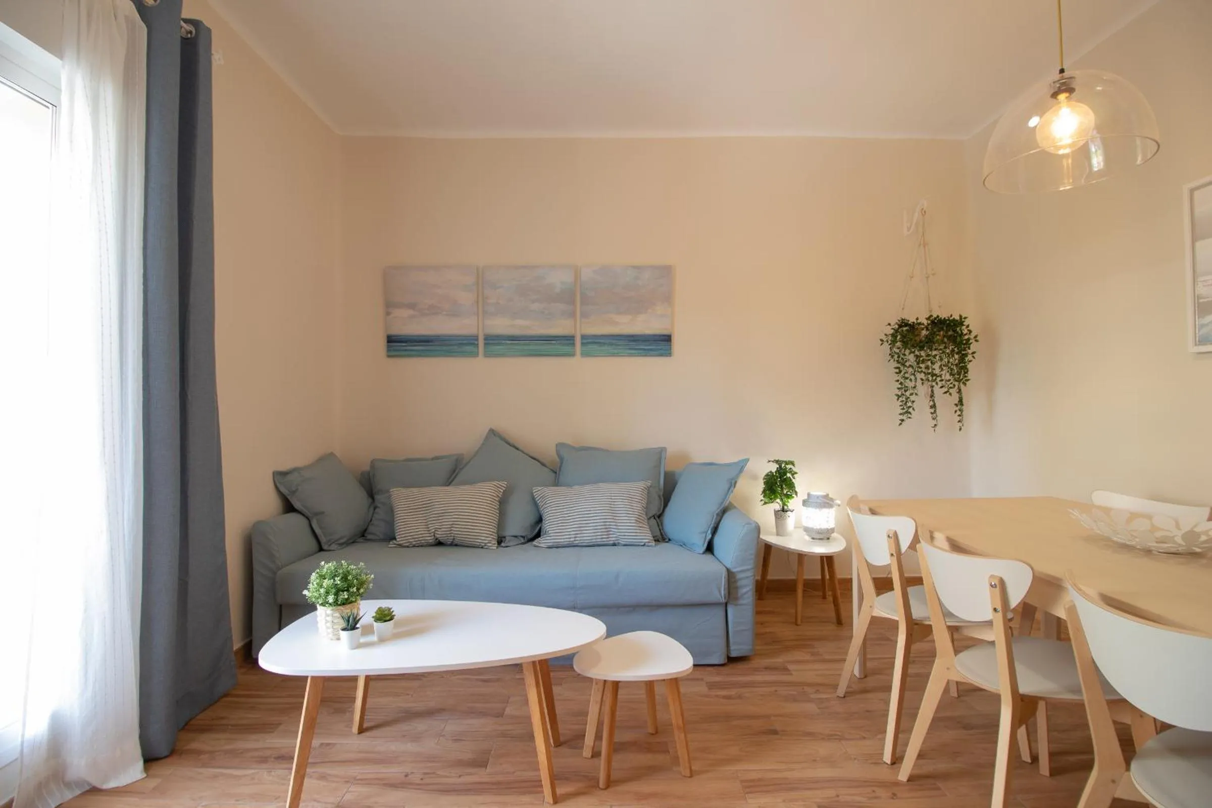 Living room in C102 - Huge and Stylish 5 Bedroom by the Center