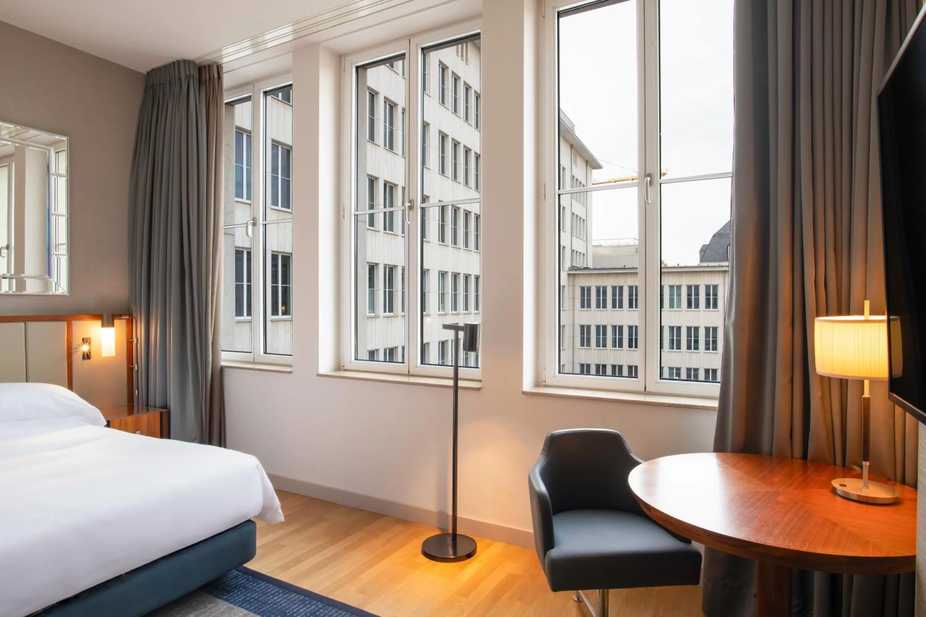 Photo of the whole room, Bed in Hilton Cologne