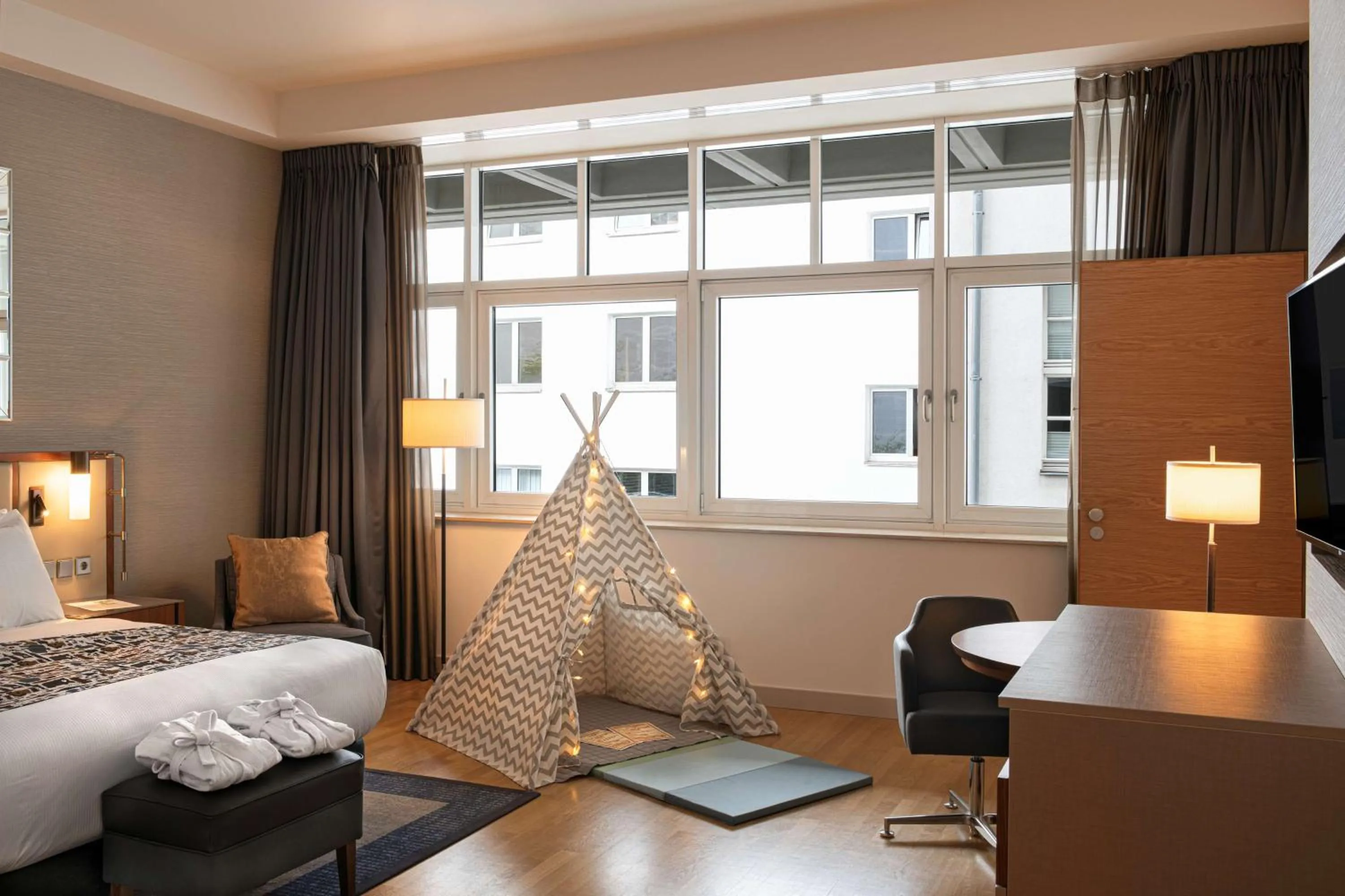 Bedroom, Bed in Hilton Cologne