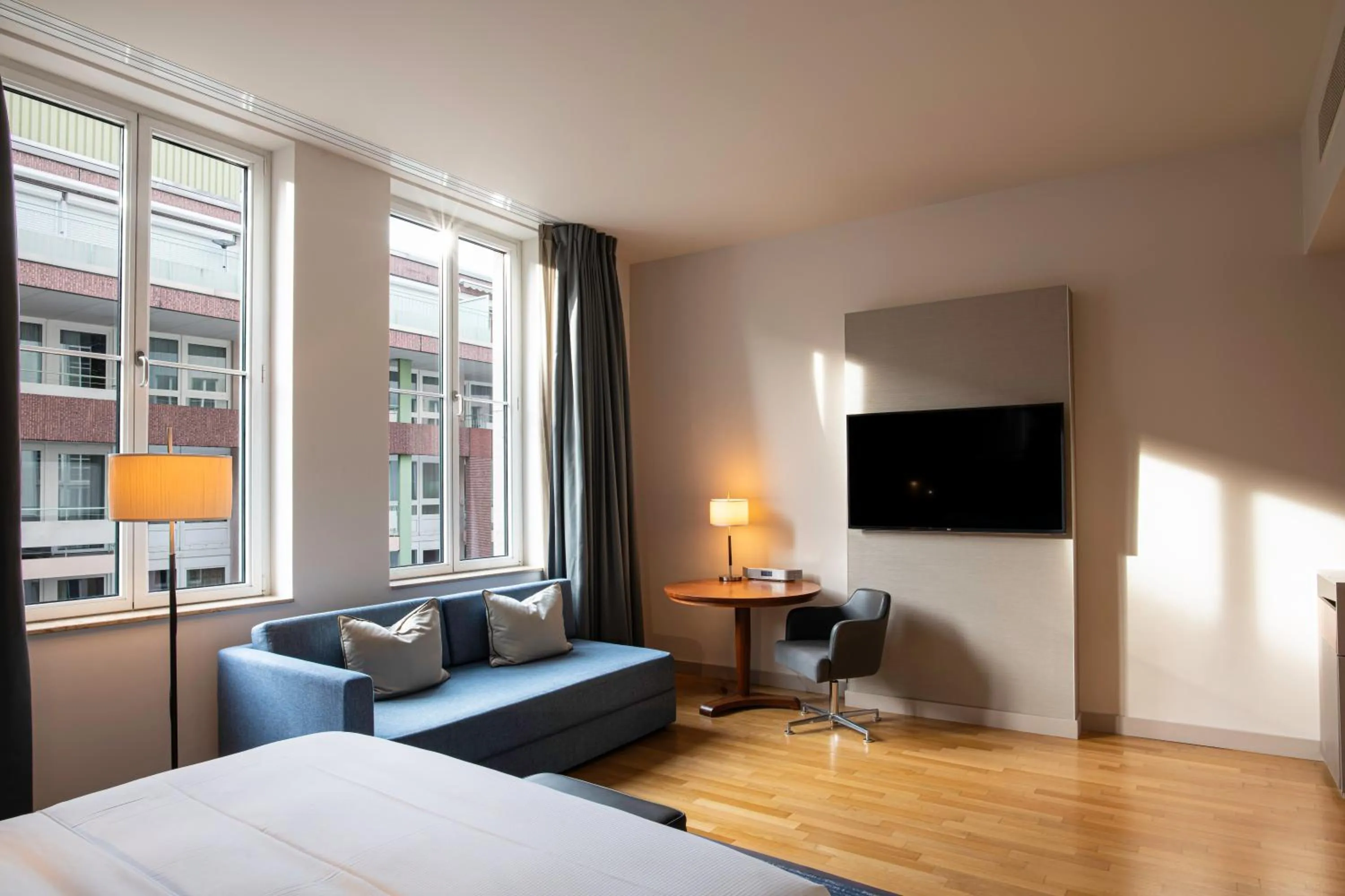 Photo of the whole room, Bed in Hilton Cologne