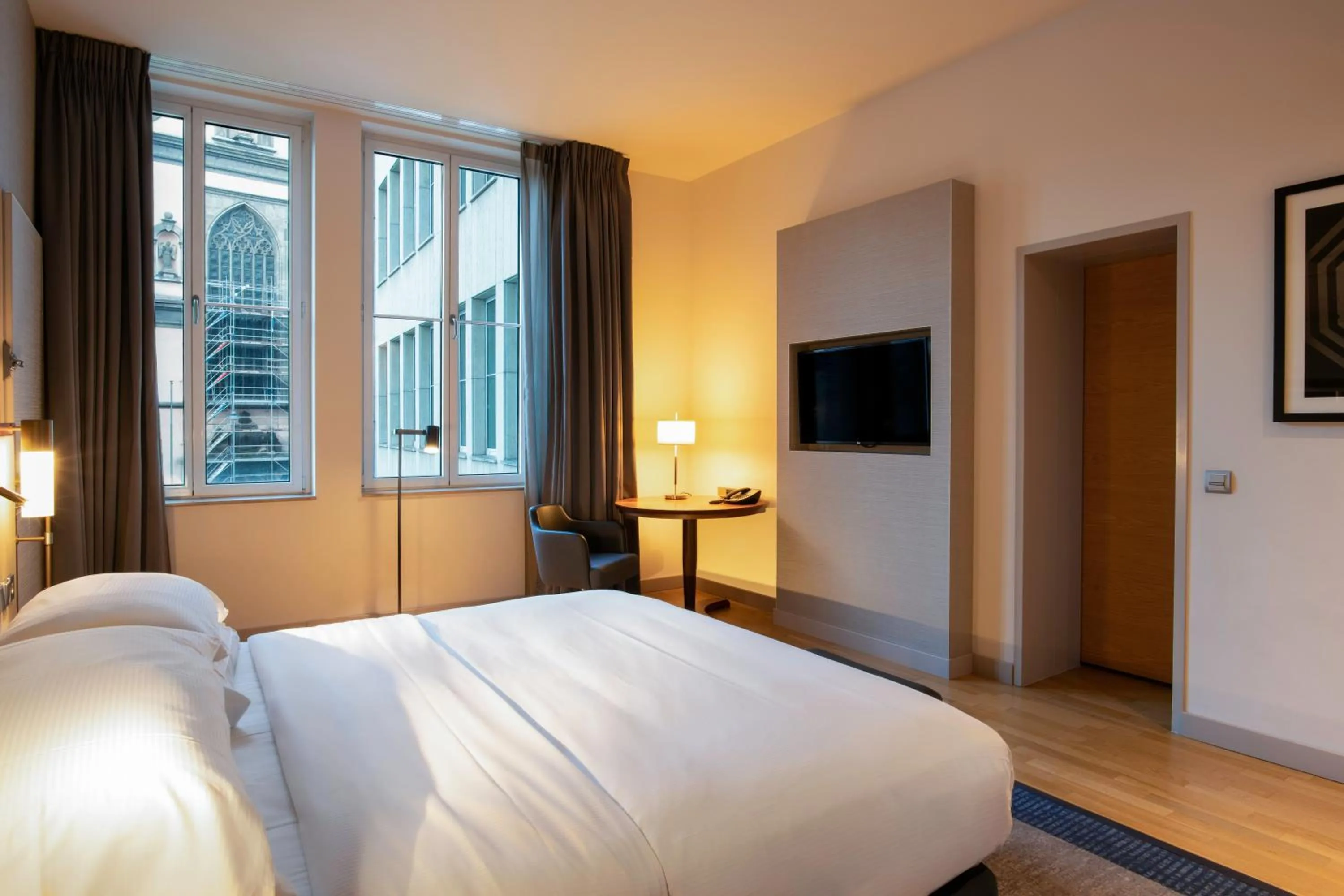 Photo of the whole room, Bed in Hilton Cologne