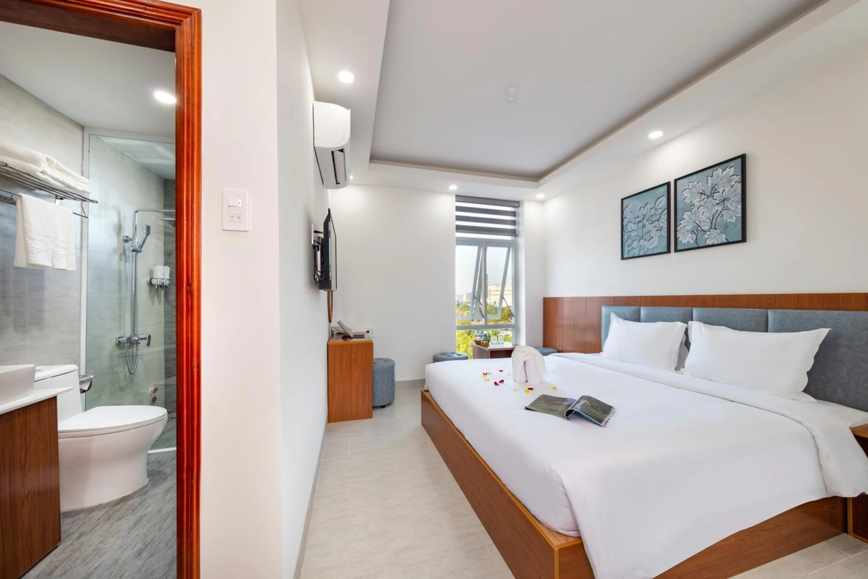 Shower, Bed in SALAH HOTEL