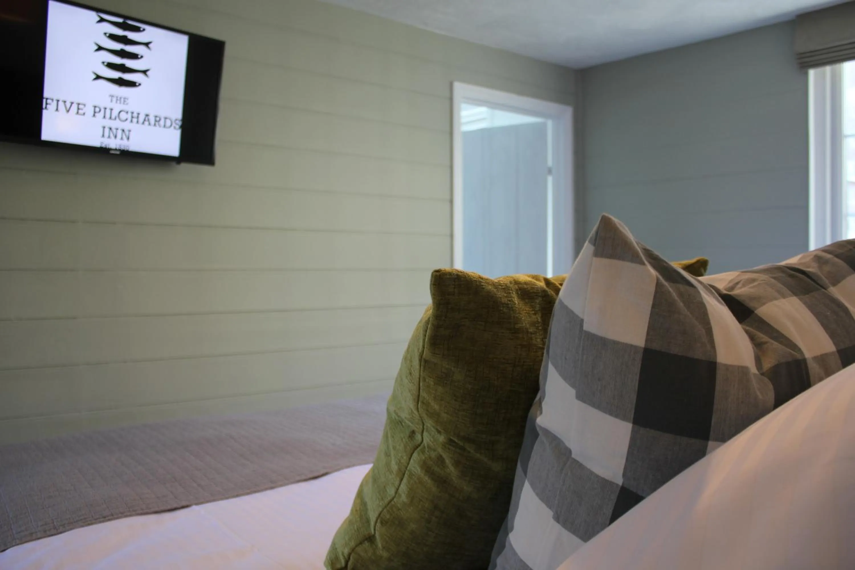 Bedroom, Bed in The Five Pilchards Inn