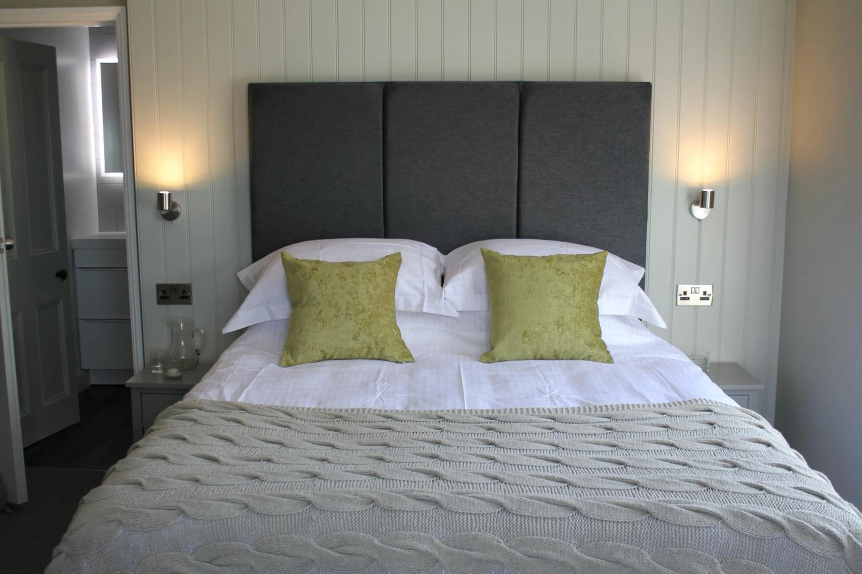 Bedroom, Bed in The Five Pilchards Inn