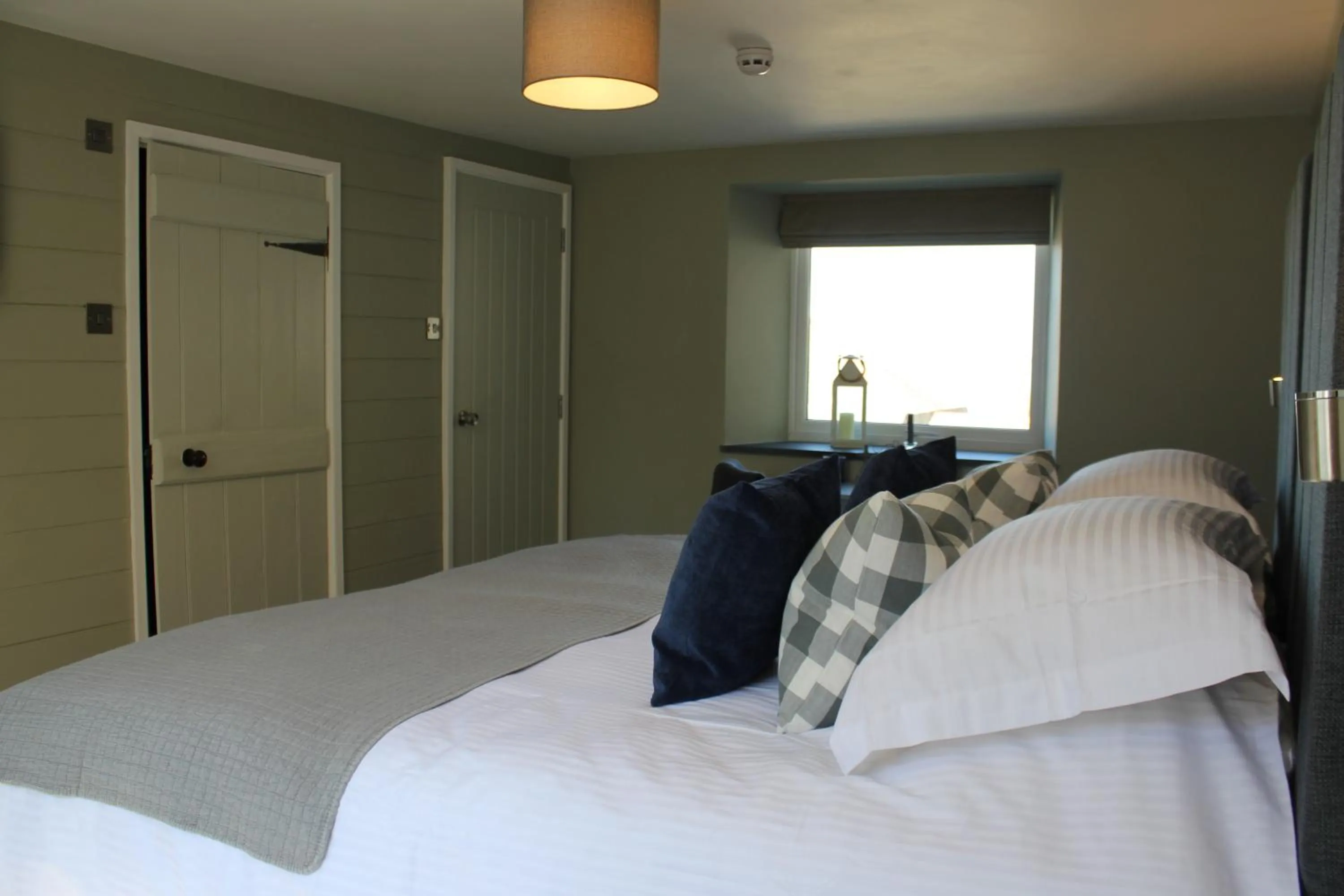 Bedroom, Bed in The Five Pilchards Inn