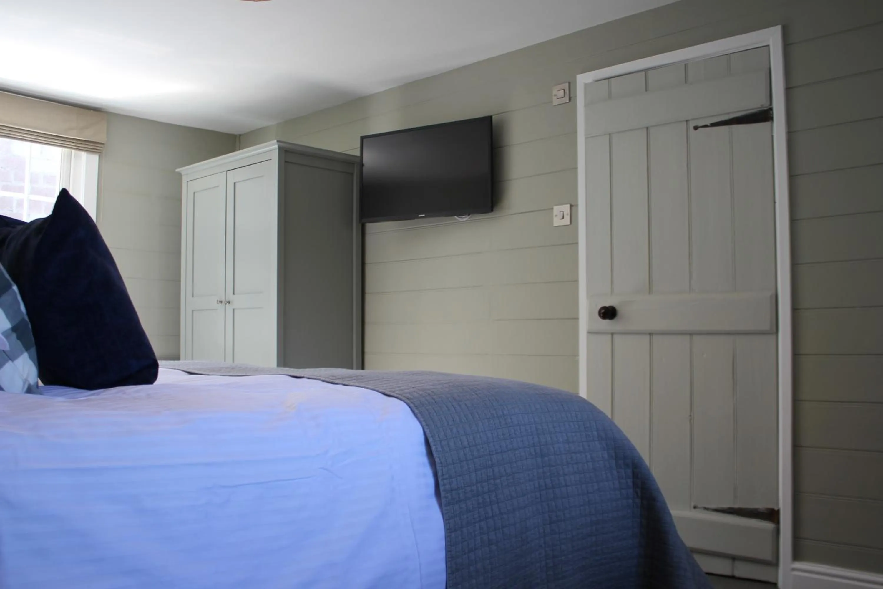 Bedroom, Bed in The Five Pilchards Inn