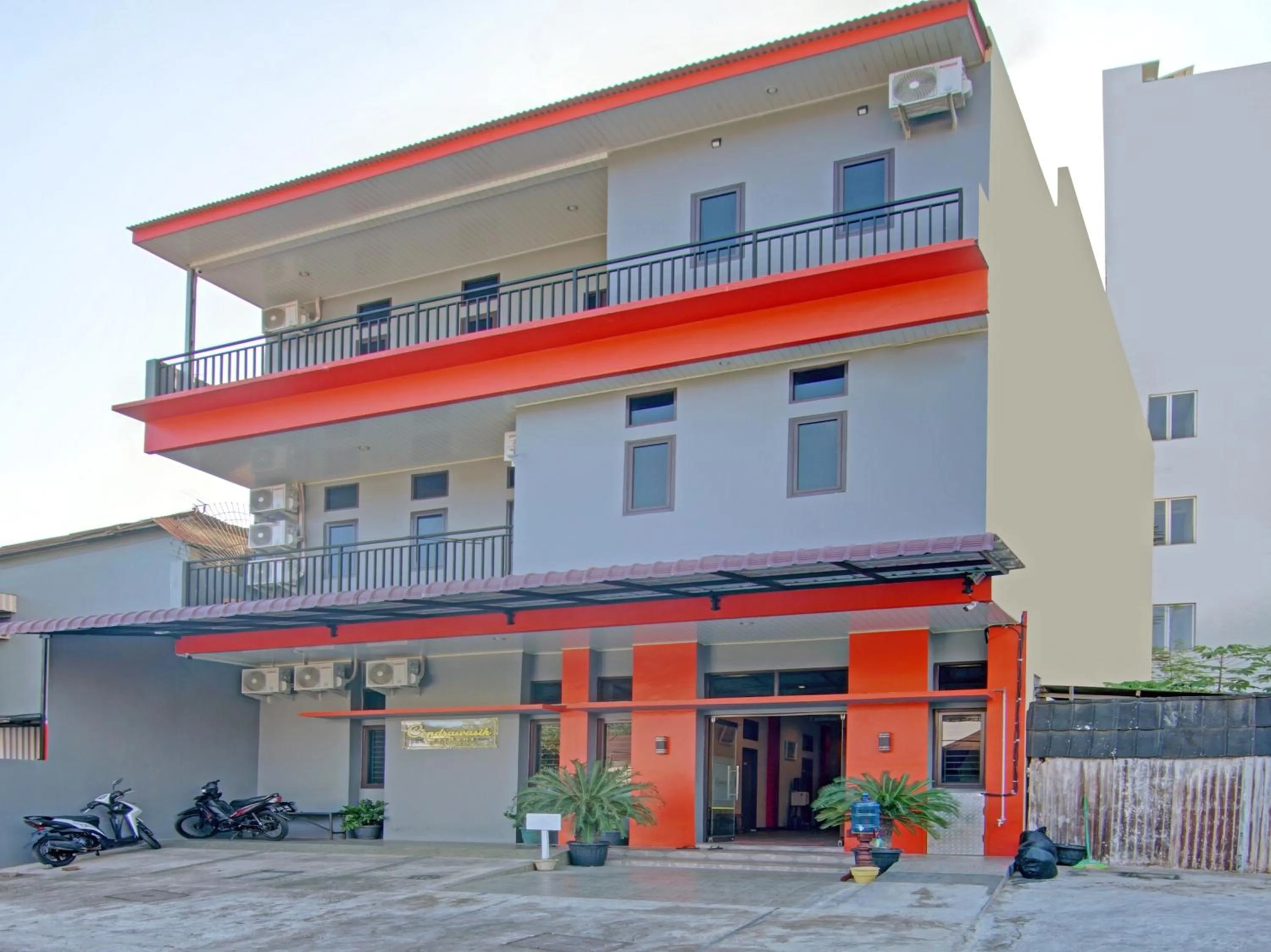 Facade/entrance, Property Building in OYO 3606 Cendrawasih Resident