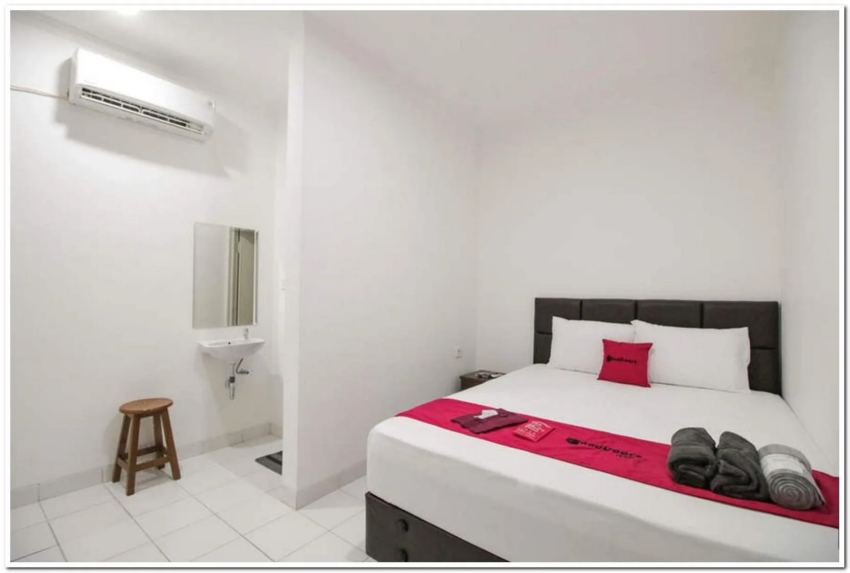 Bedroom, Bed in RedDoorz @ Ruko ITC Roxy Mas