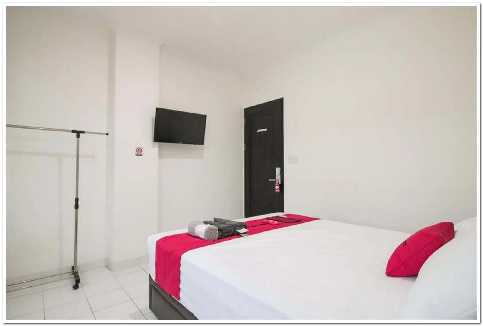 Bed in RedDoorz @ Ruko ITC Roxy Mas