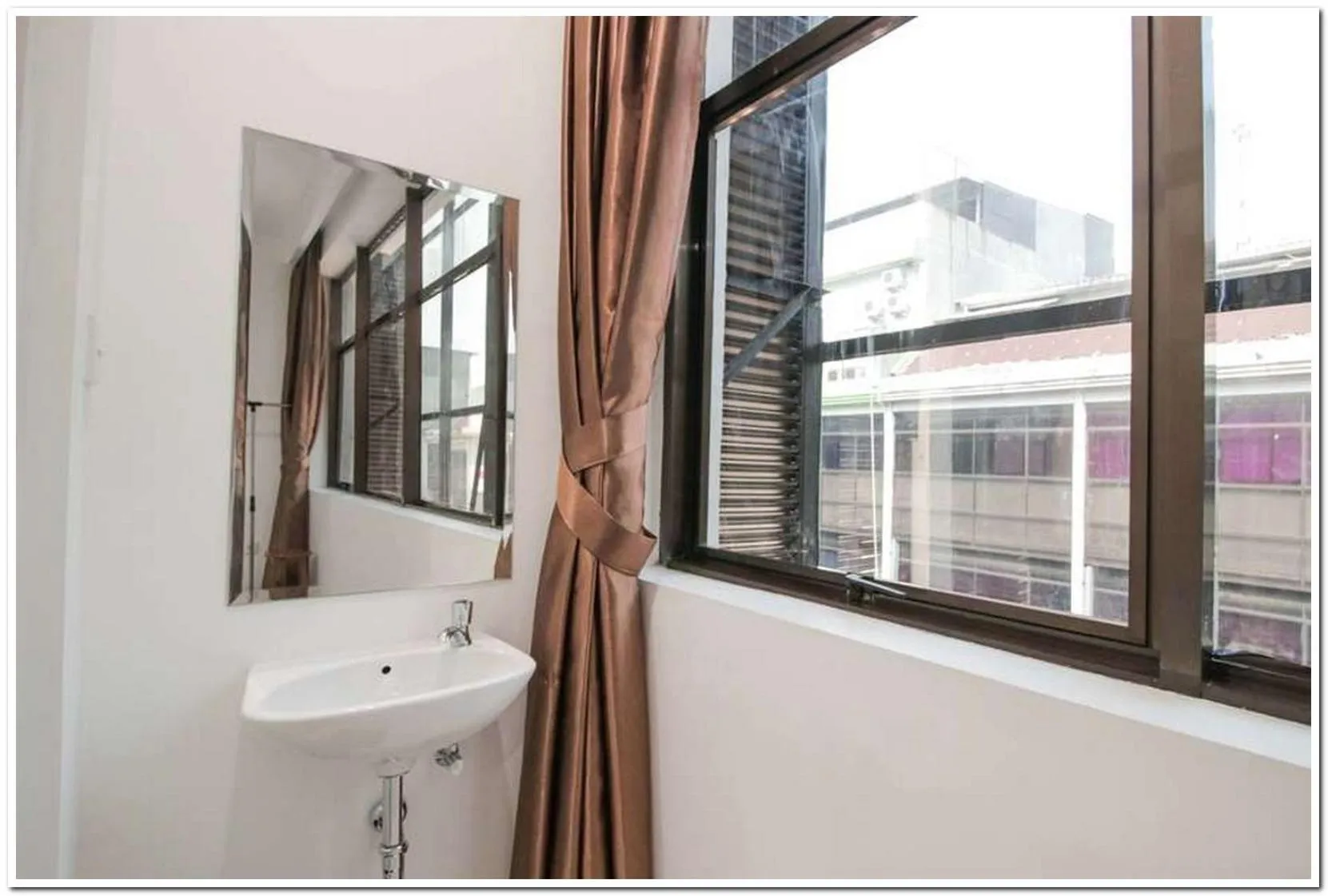 RedDoorz @ Ruko ITC Roxy Mas