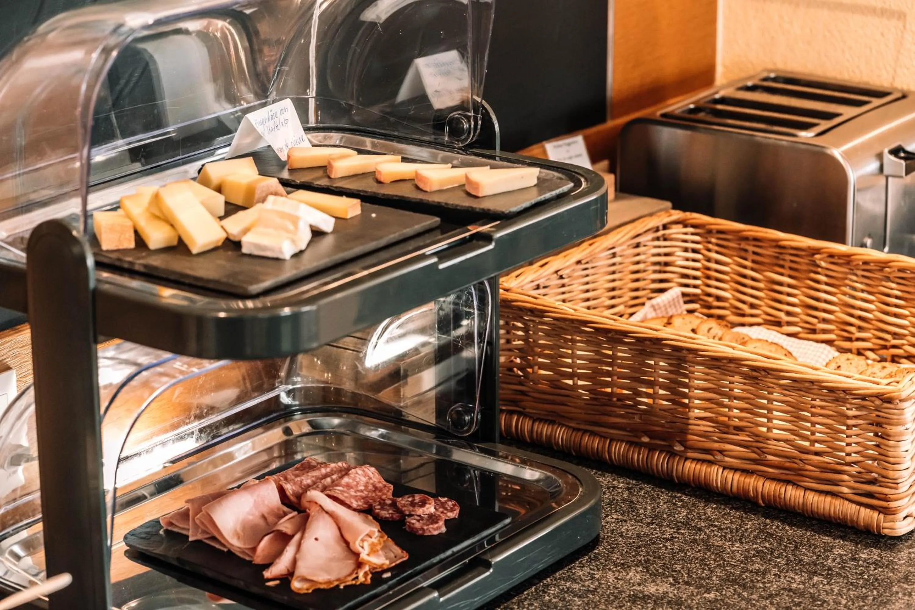 Food and drinks in Hotel Les Amis