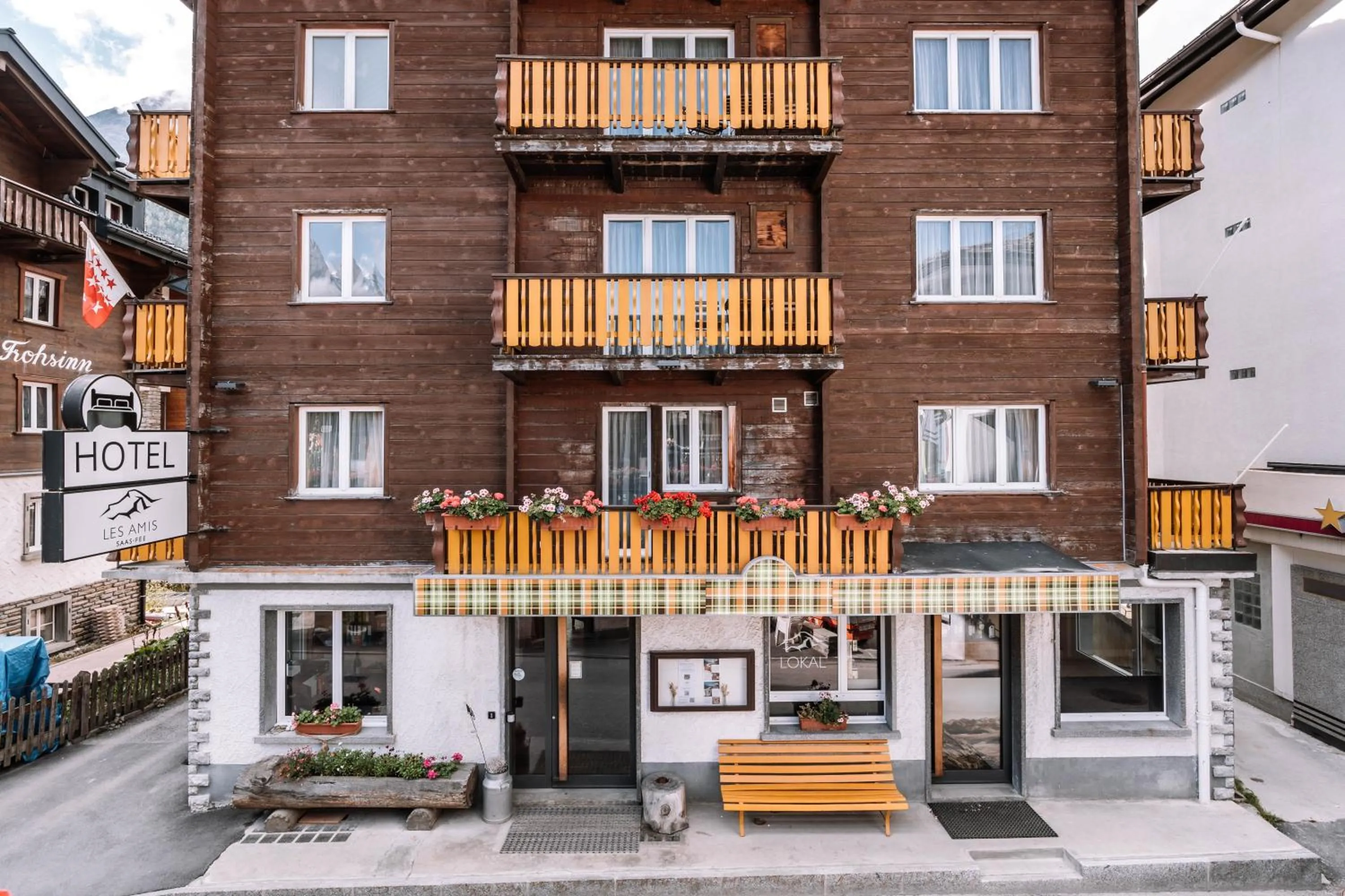 Property building in Hotel Les Amis