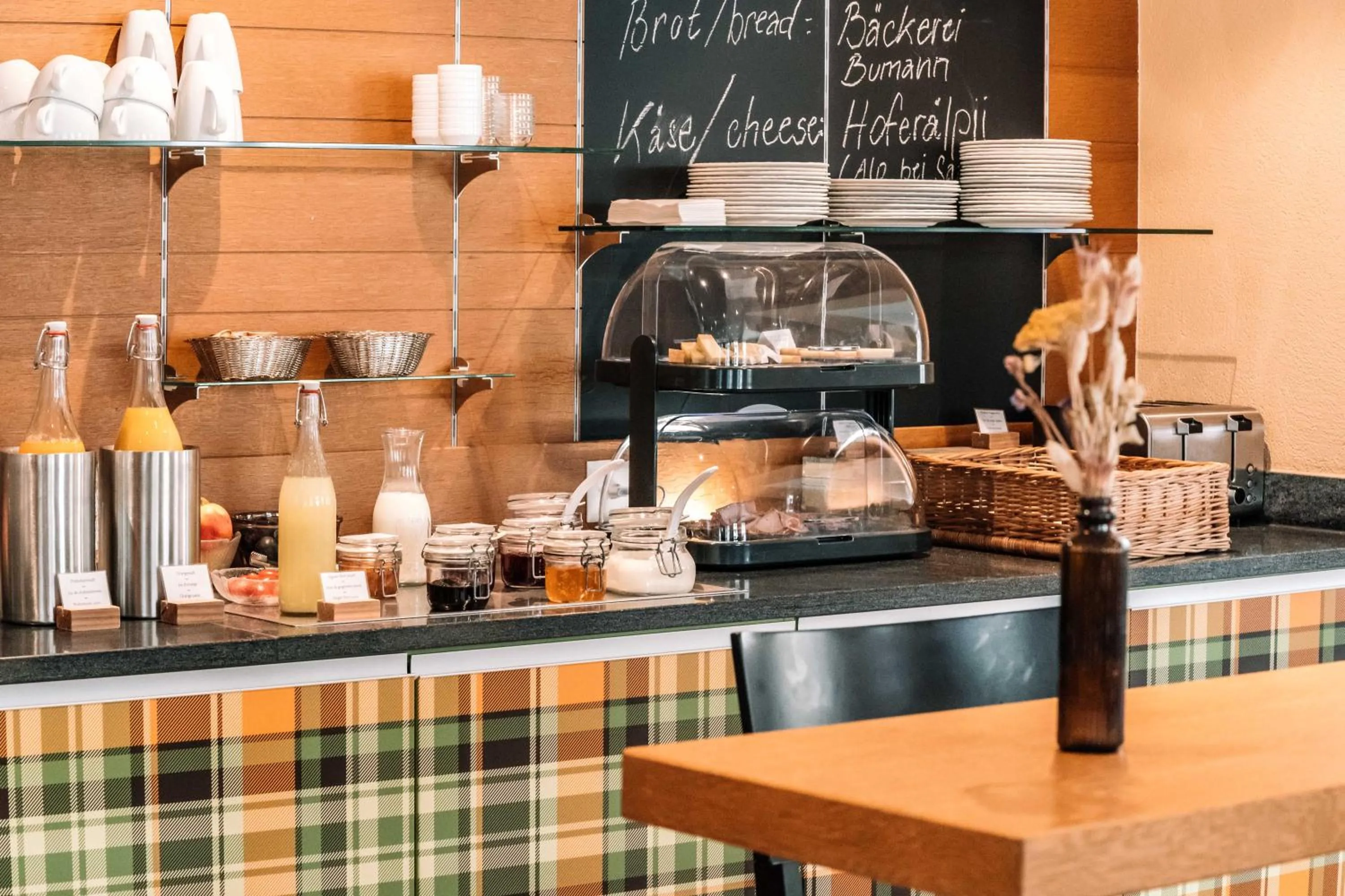 Restaurant/places to eat in Hotel Les Amis