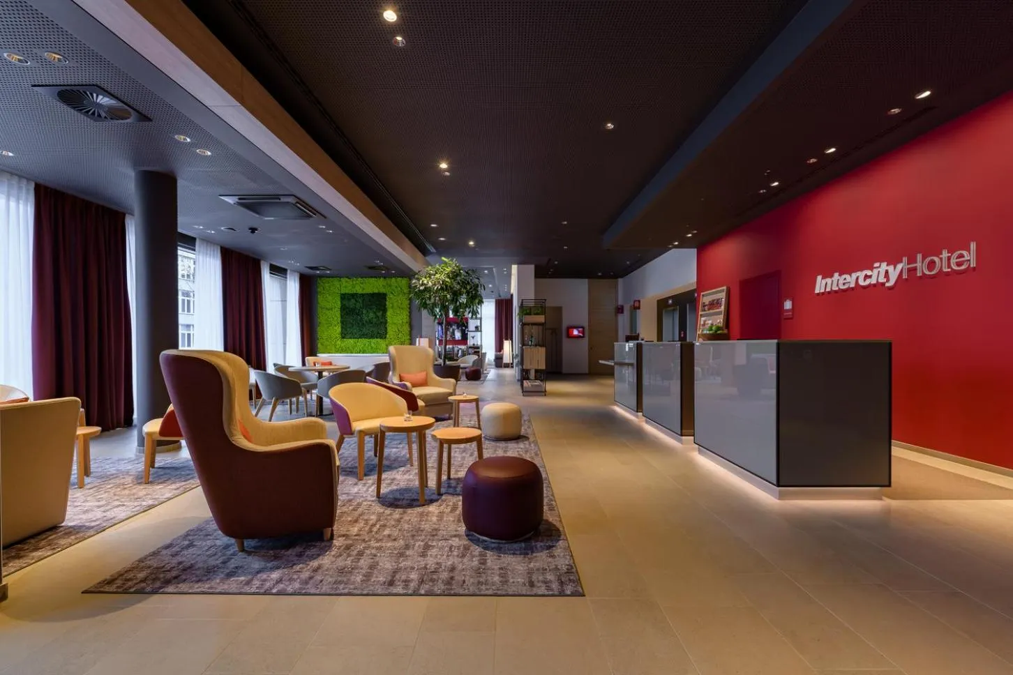 Lobby or reception in IntercityHotel Herford