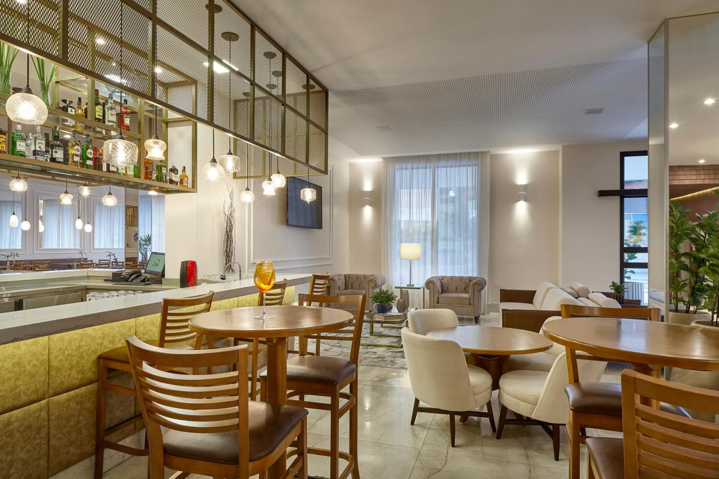Restaurant/places to eat in Lefel Hotel