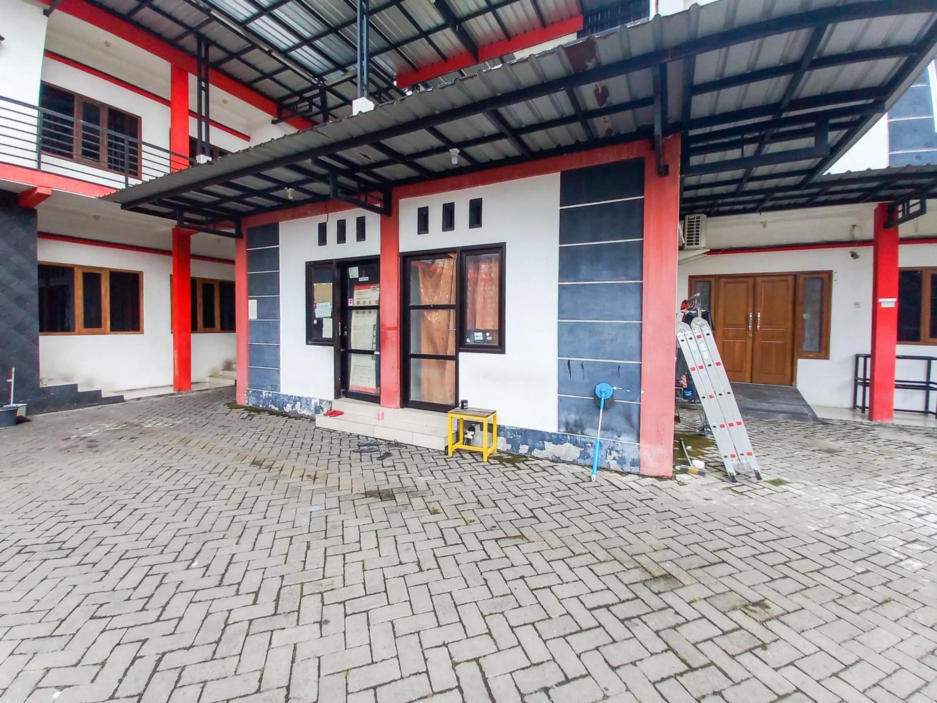 Facade/entrance in RedDoorz Syariah at Homestay Bougenville near Taman Alun-Alun Kota Lamongan