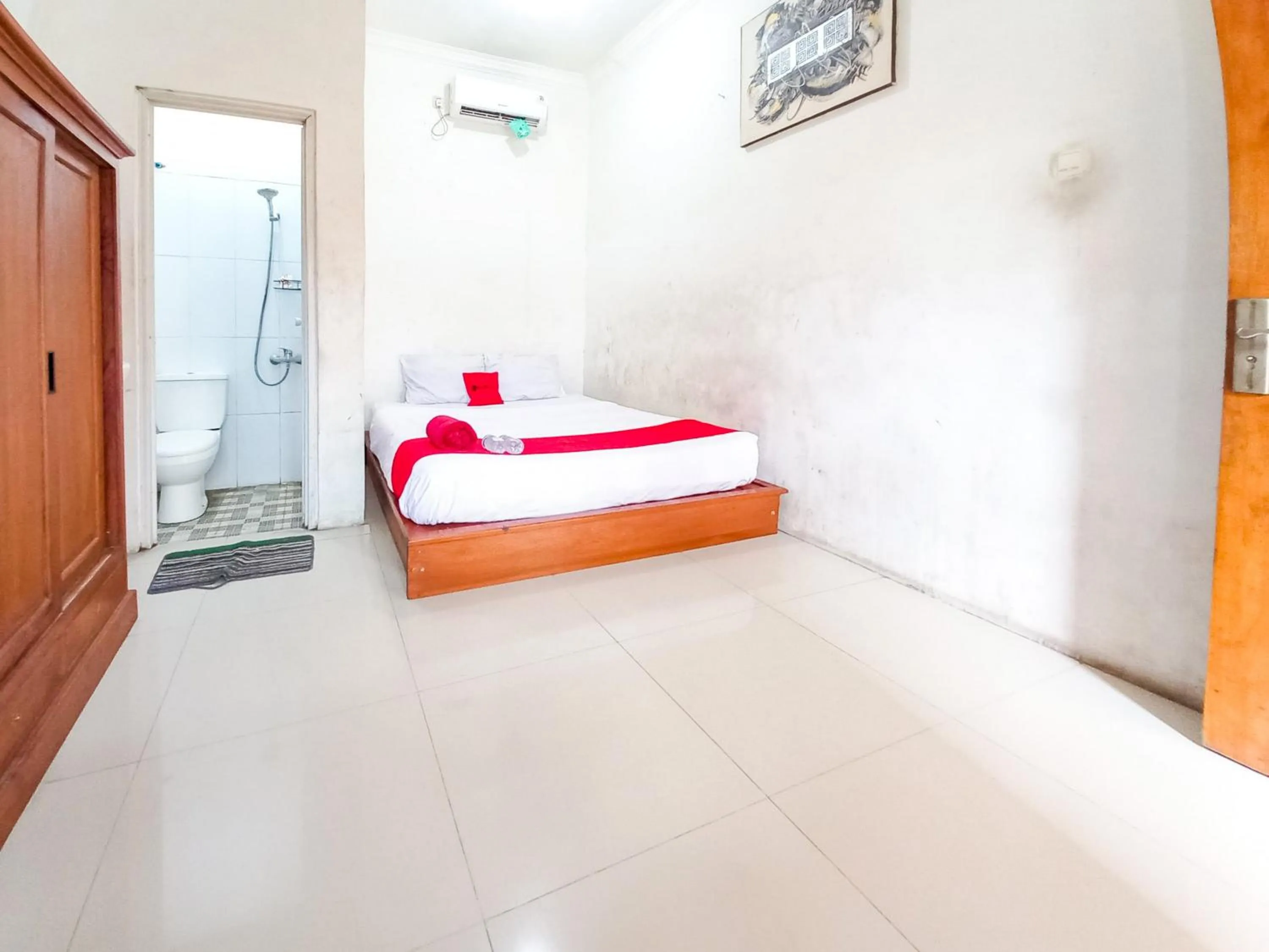 Bedroom, Bed in RedDoorz Syariah at Homestay Bougenville near Taman Alun-Alun Kota Lamongan