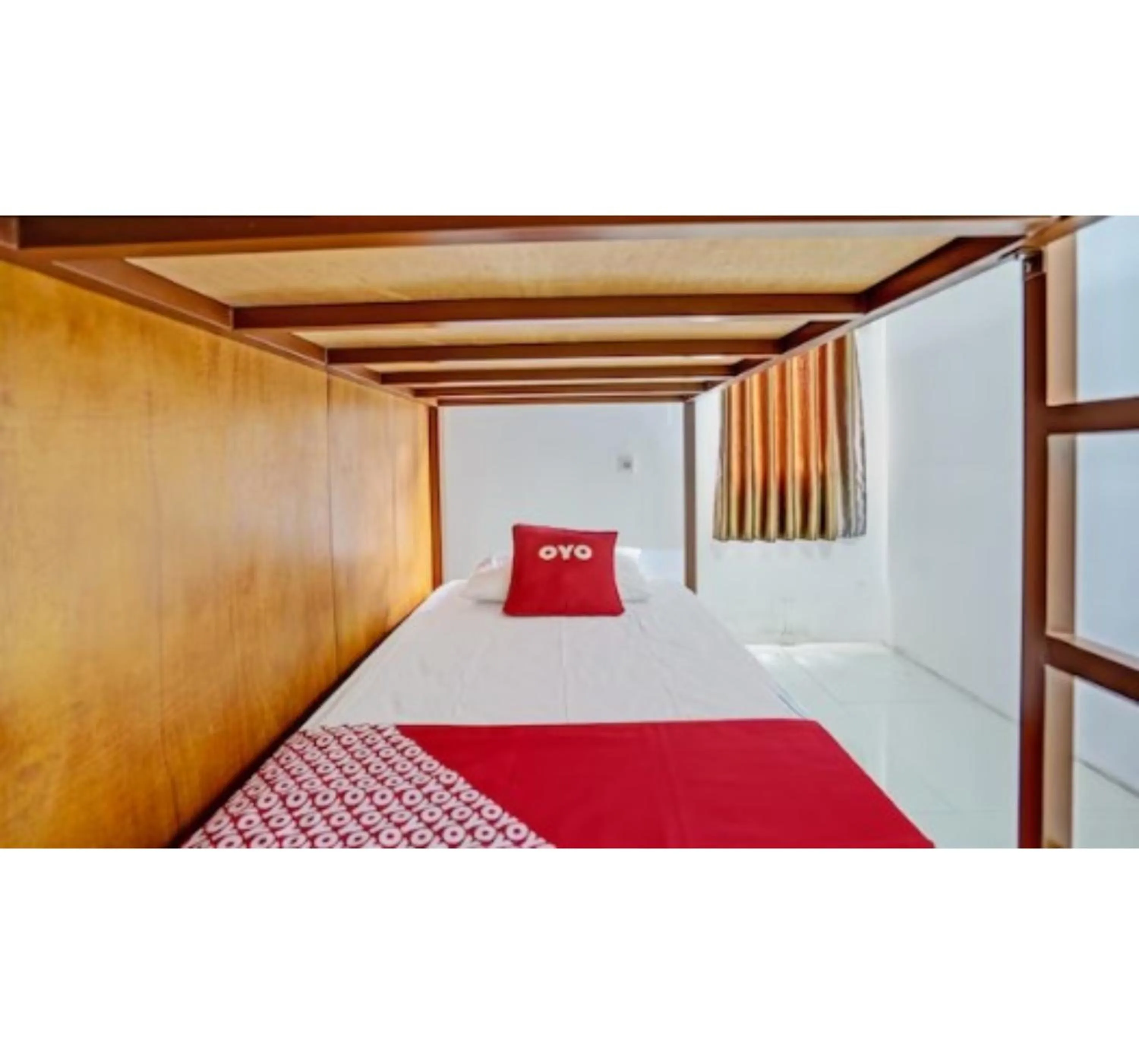 Single Room - single occupancy in RedDoorz Syariah at Homestay Bougenville near Taman Alun-Alun Kota Lamongan