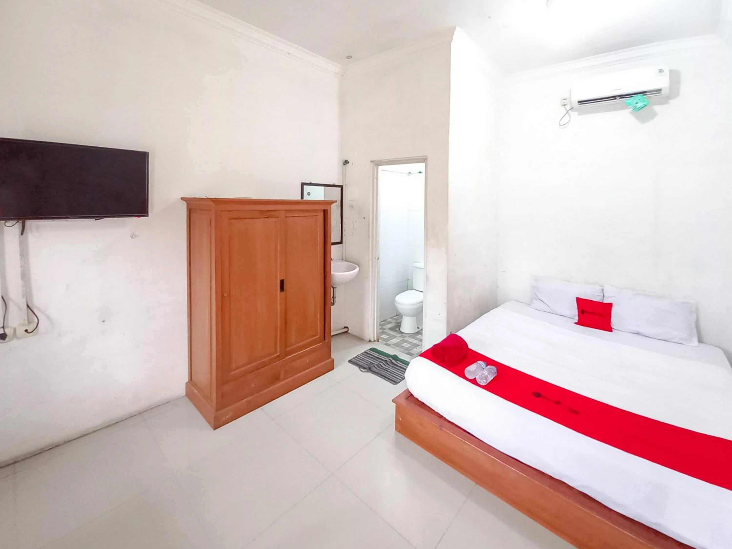 Bedroom, Bed in RedDoorz Syariah at Homestay Bougenville near Taman Alun-Alun Kota Lamongan
