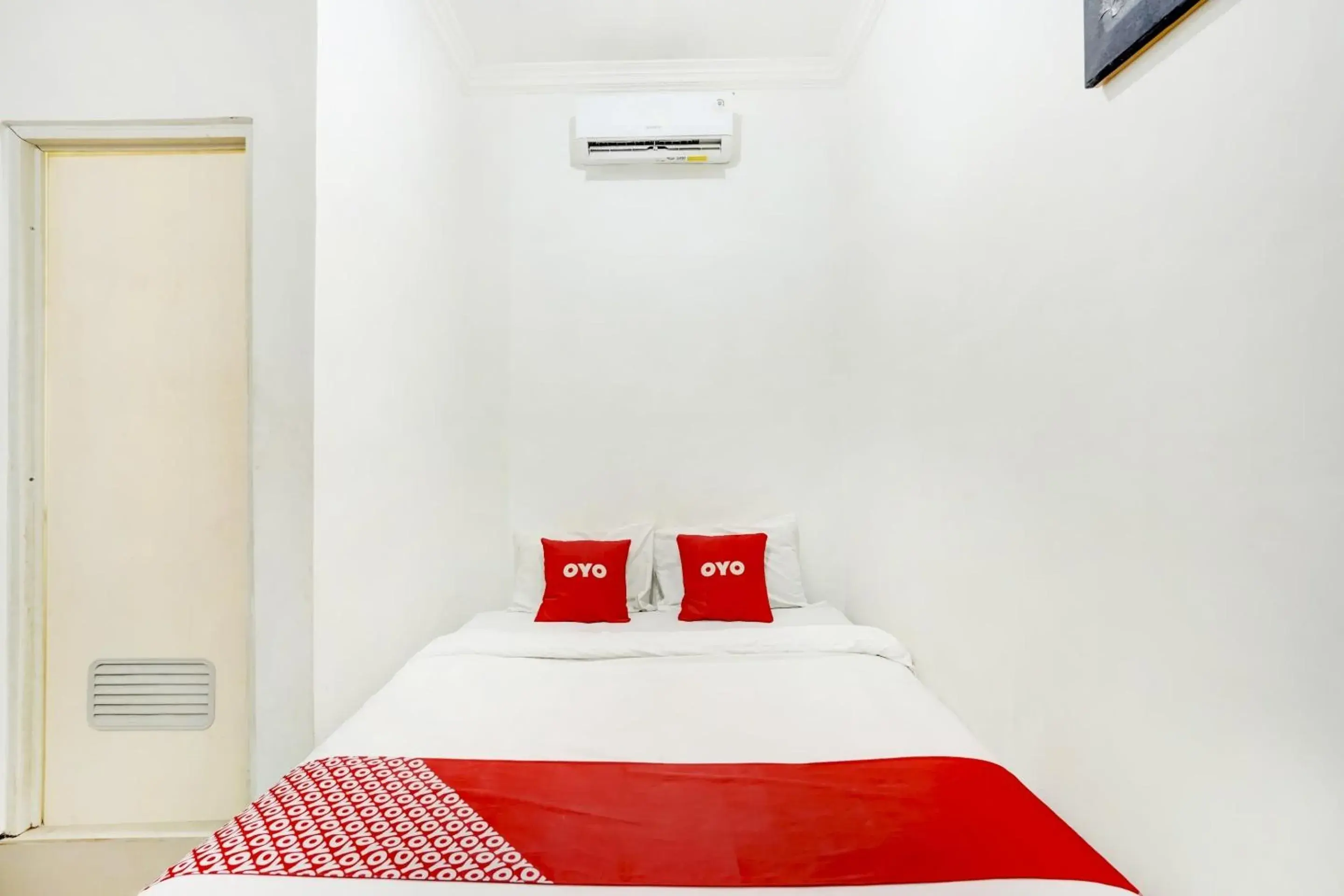 Standard Double Room in RedDoorz Syariah at Homestay Bougenville near Taman Alun-Alun Kota Lamongan Standard Double Room in RedDoorz Syariah at Homestay Bougenville near Taman Alun-Alun Kota Lamongan