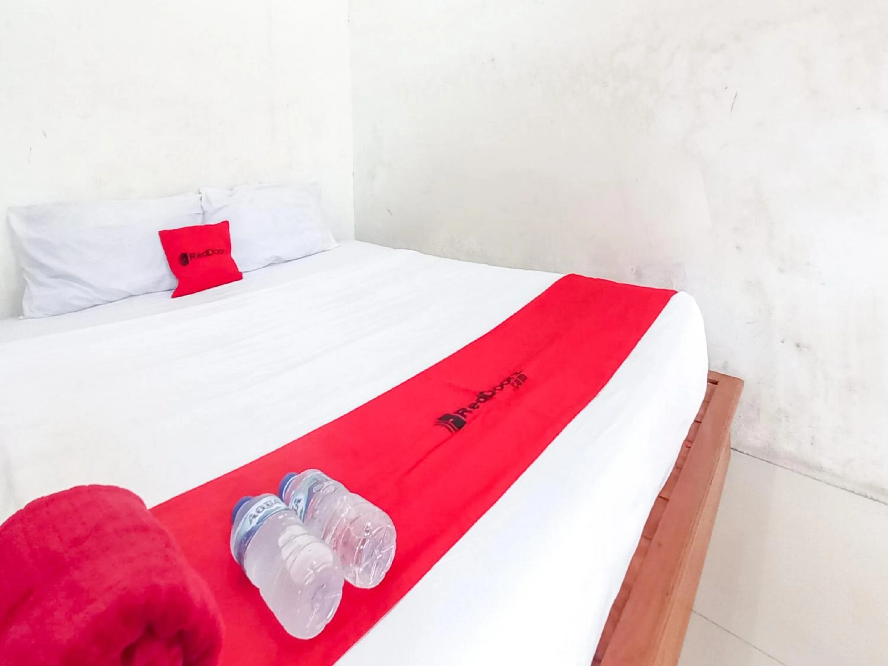 Bedroom, Bed in RedDoorz Syariah at Homestay Bougenville near Taman Alun-Alun Kota Lamongan