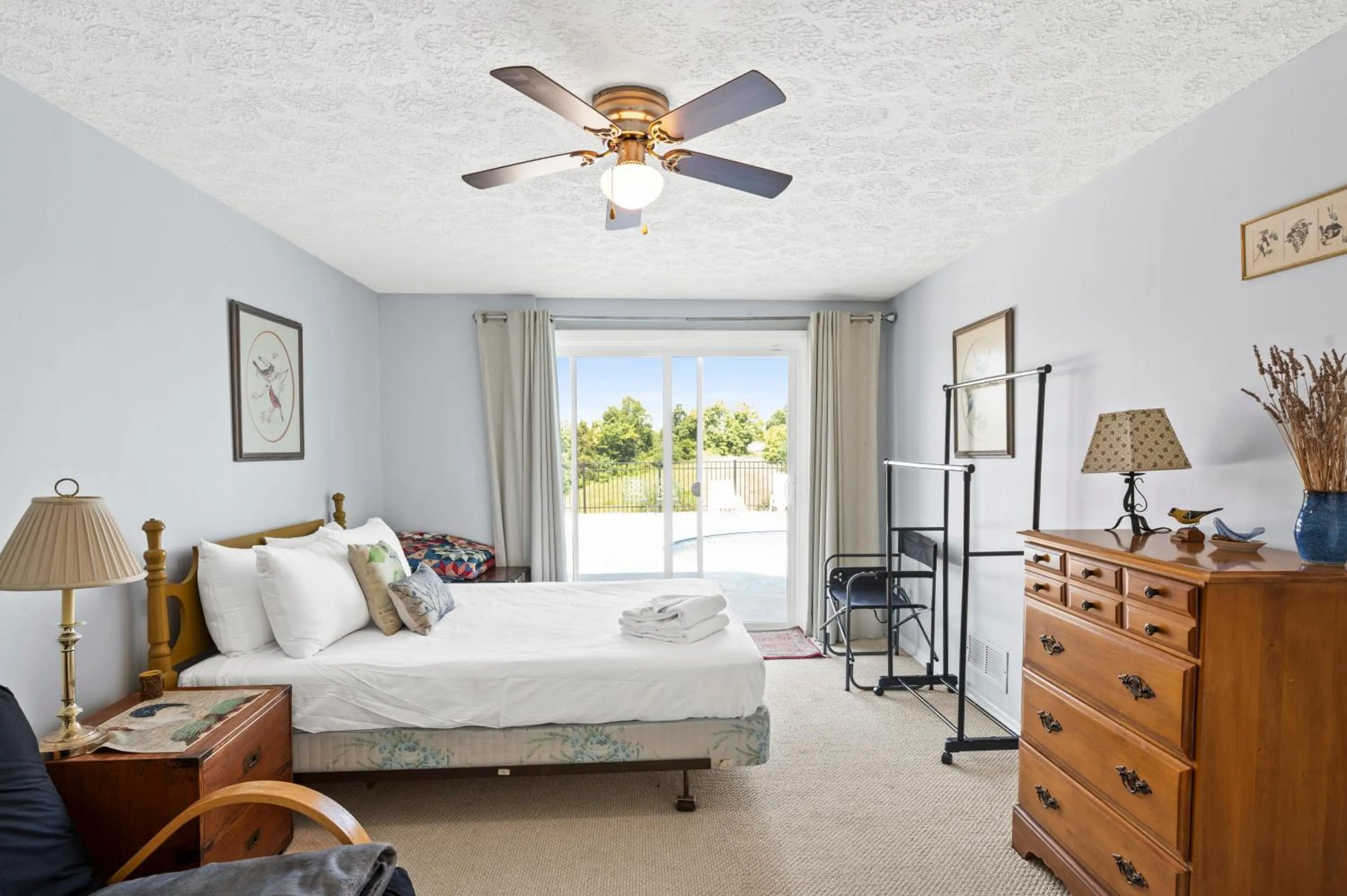 Bed in Country Lodge for 18, With Pool and Pond, Near Ark