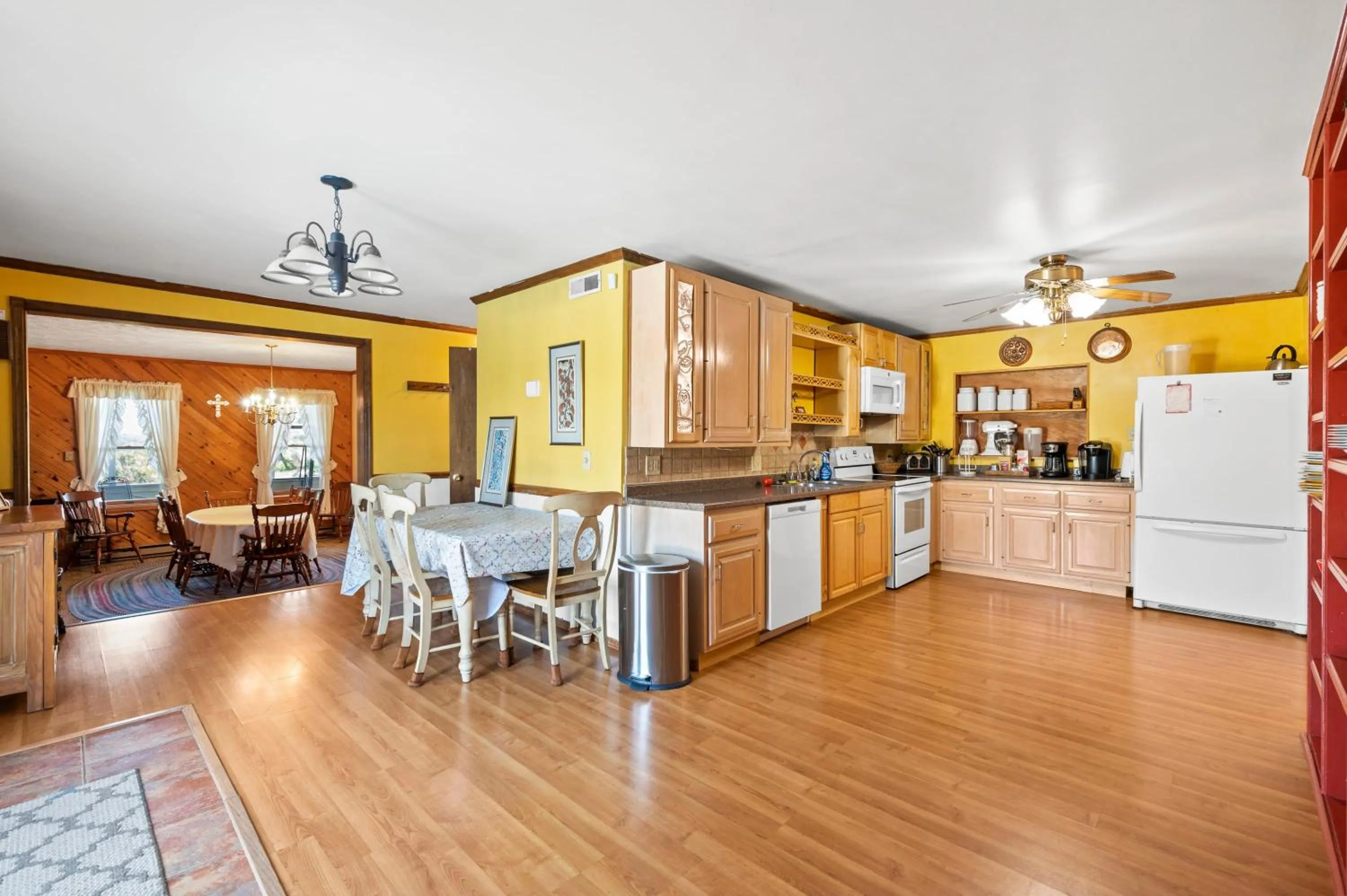 Country Lodge for 18, With Pool and Pond, Near Ark