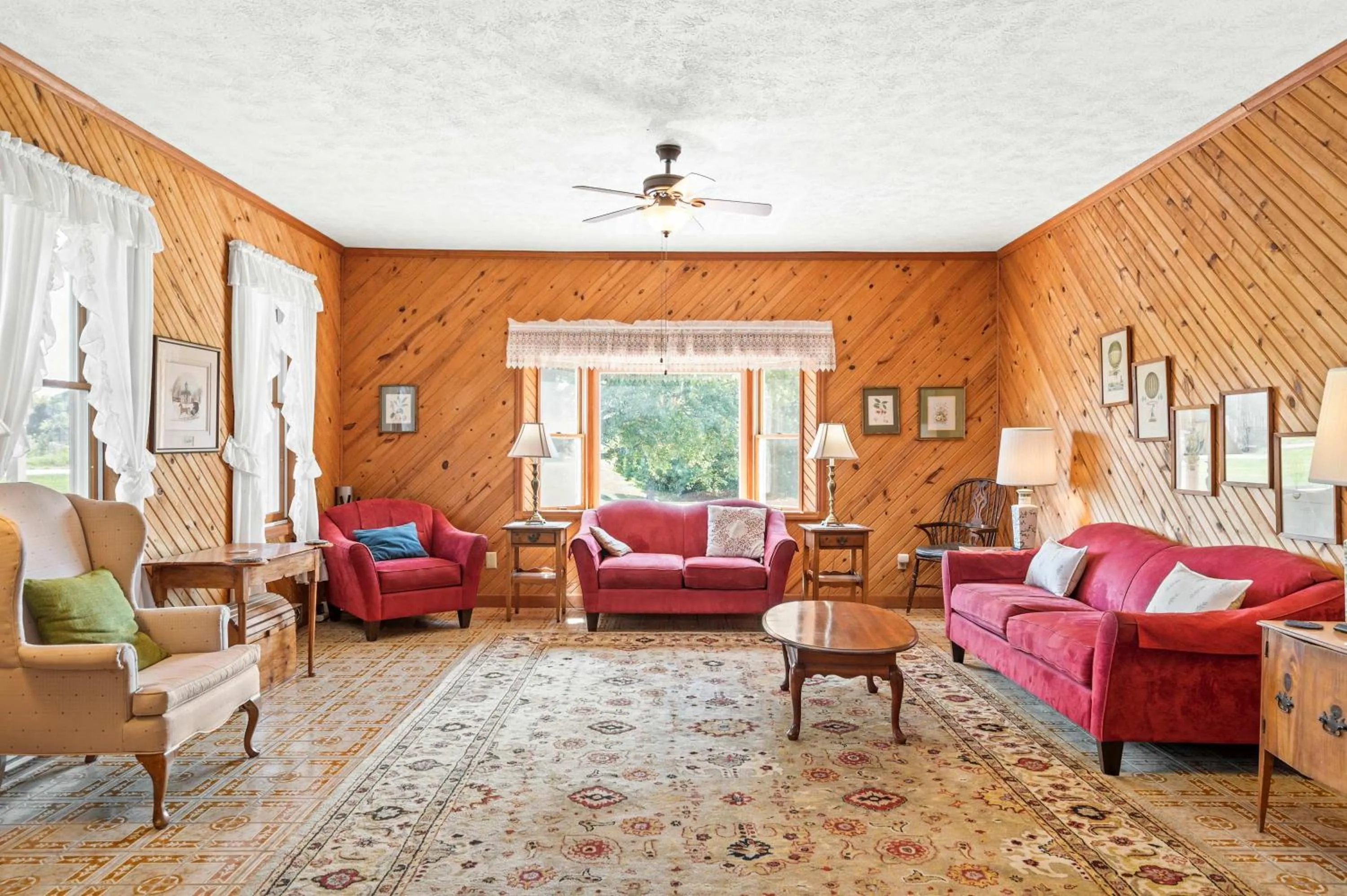 Country Lodge for 18, With Pool and Pond, Near Ark