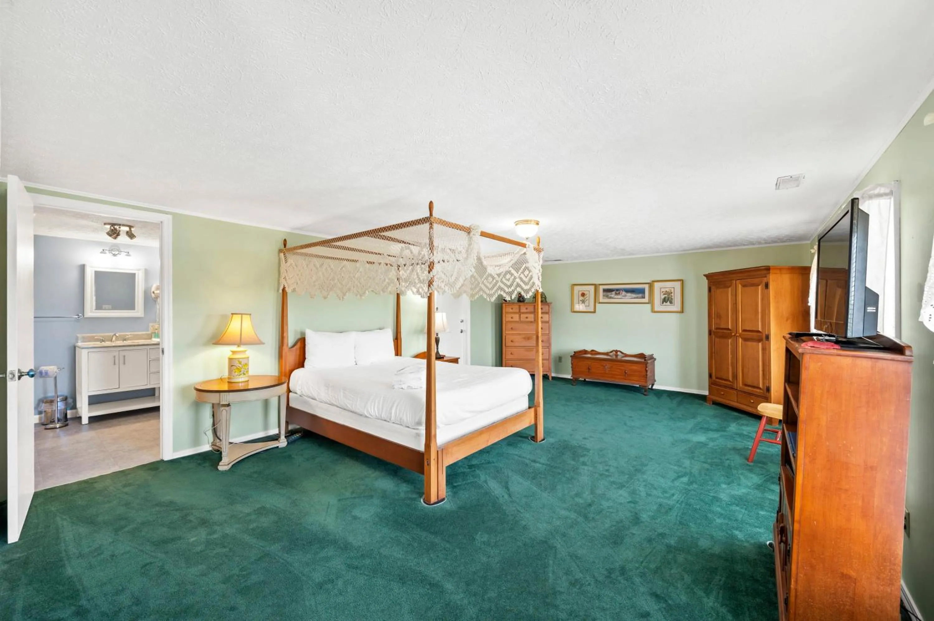 Bed in Country Lodge for 18, With Pool and Pond, Near Ark