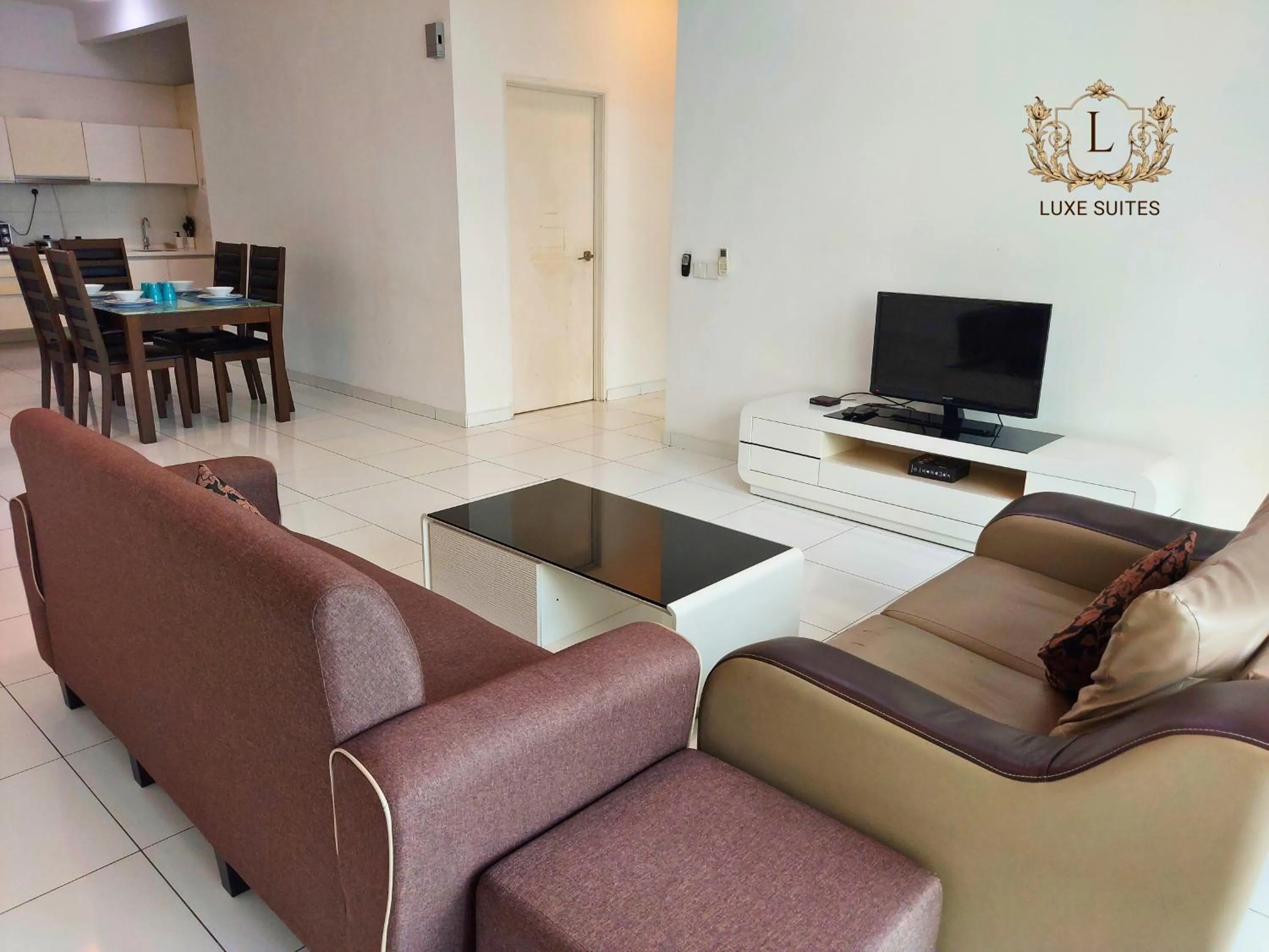 TV and multimedia in Luxe Suites at Skyloft