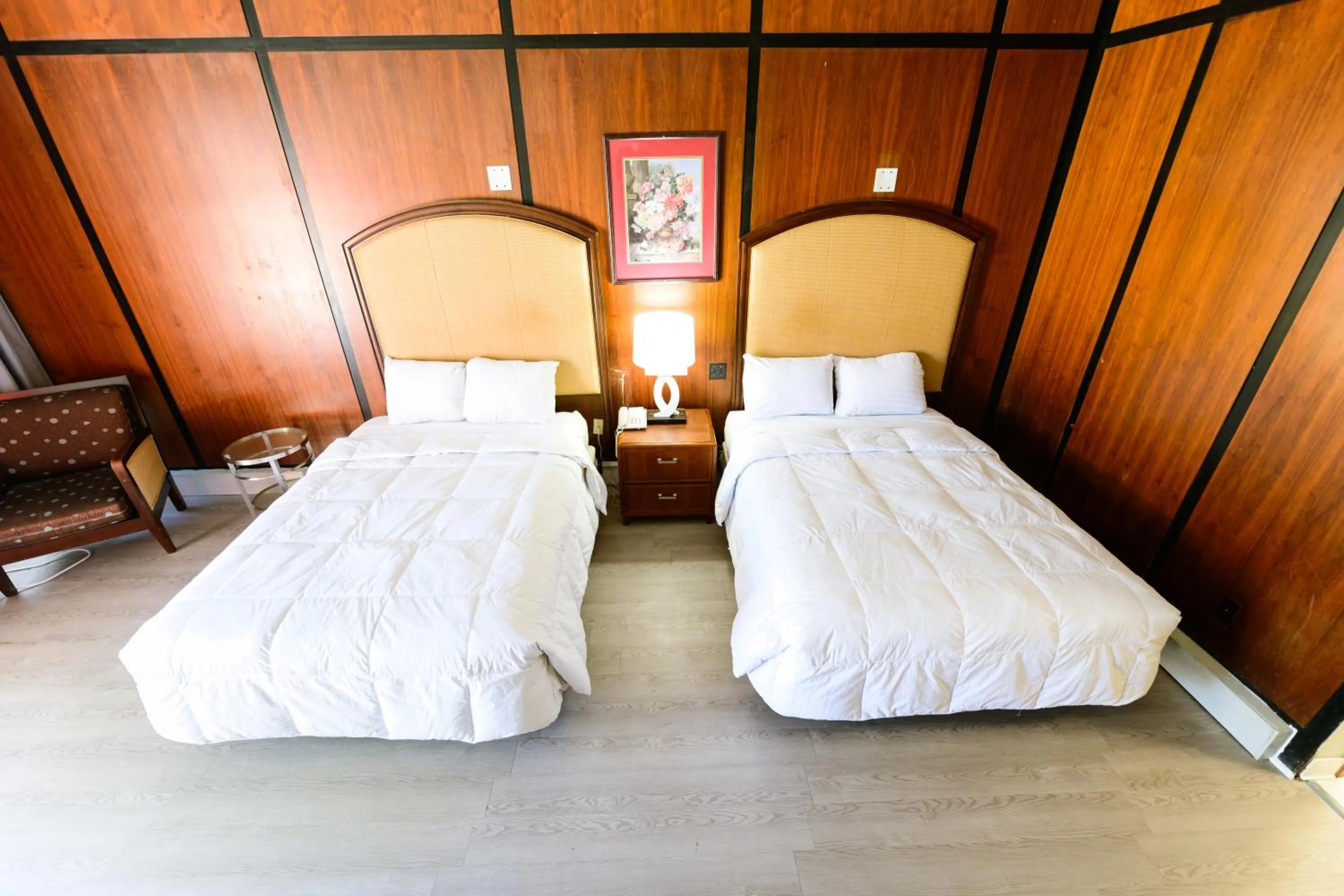 Bed in OAKS MOTEL GREENSBORO NC