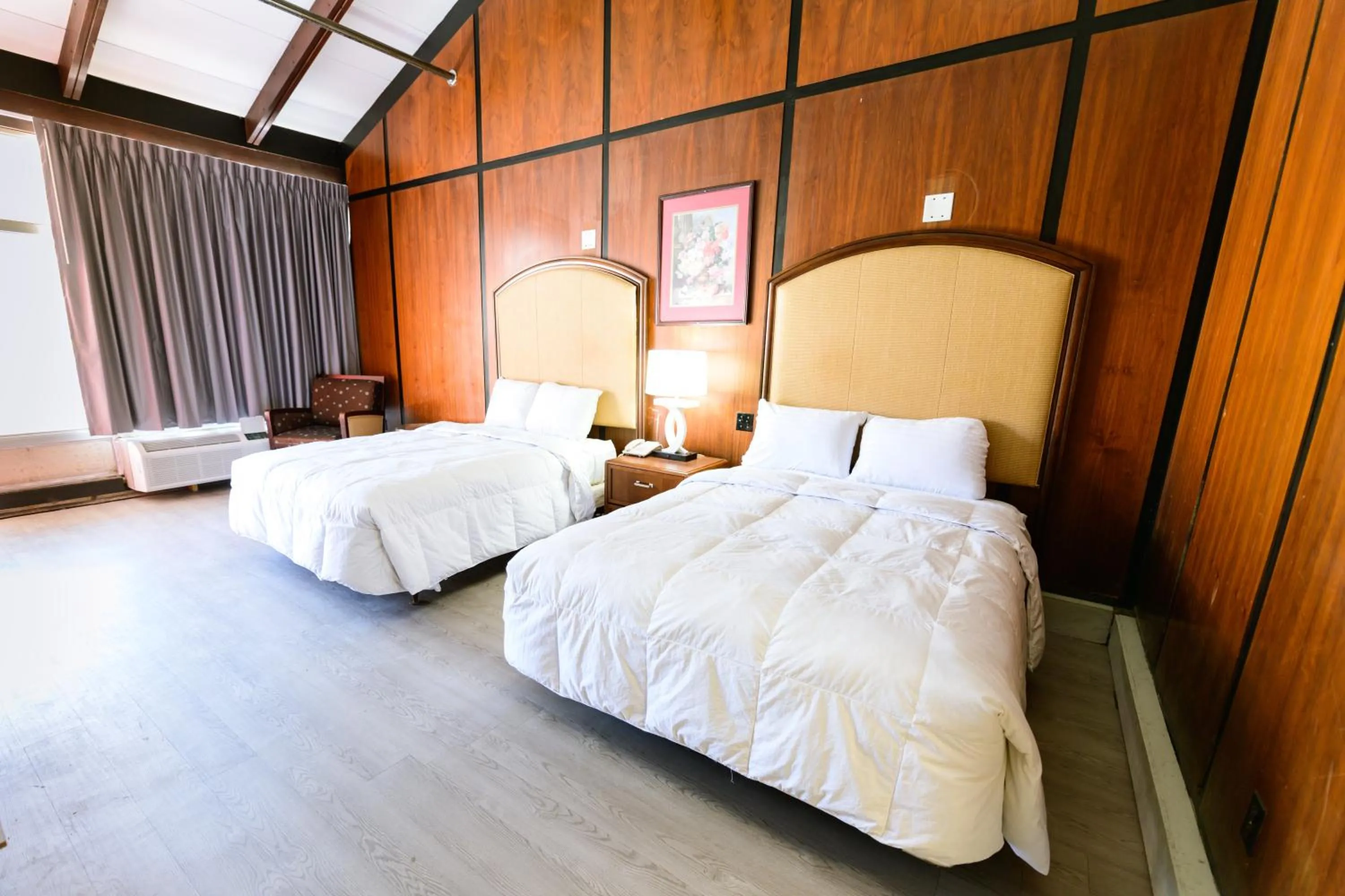 Bed in OAKS MOTEL GREENSBORO NC