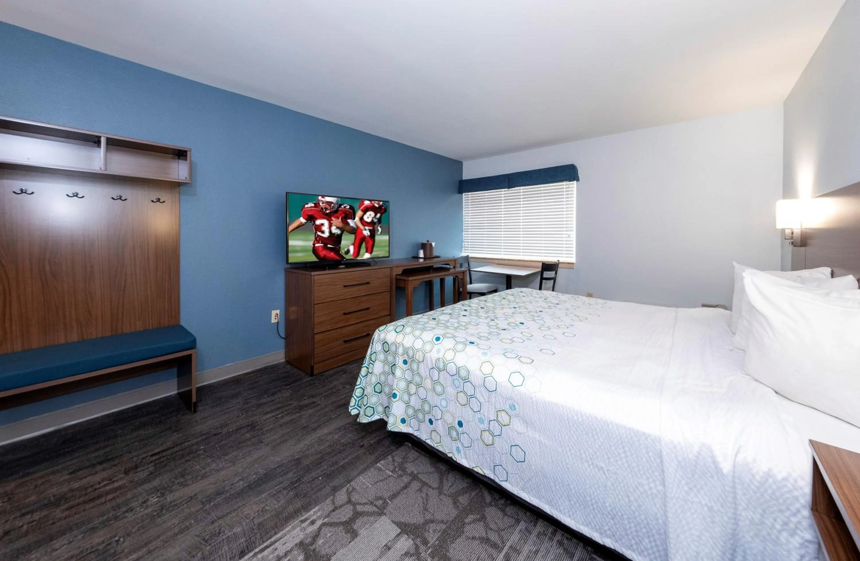 Photo of the whole room, Bed in HomeTowne Studios by Red Roof Wilmington - New Castle