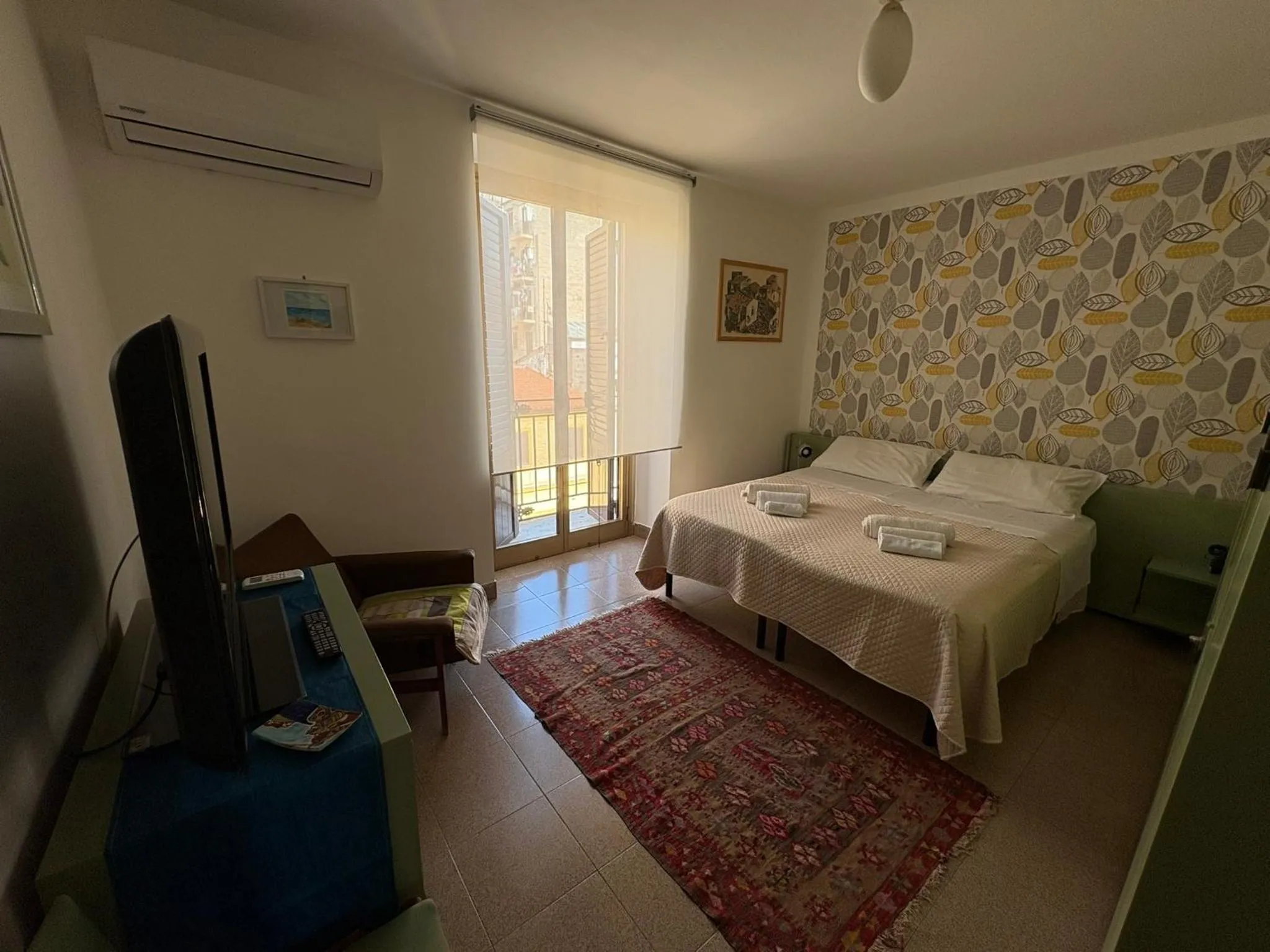 Bedroom, Bed in home.70 Carini