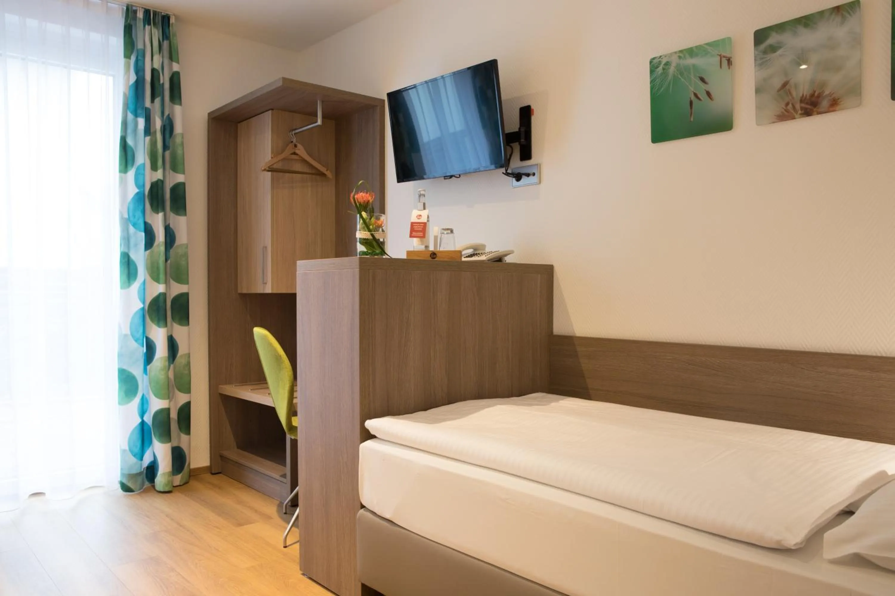 Decorative detail, Bed in JOTT Wolfsburg-Sandkamp FREE PARKING