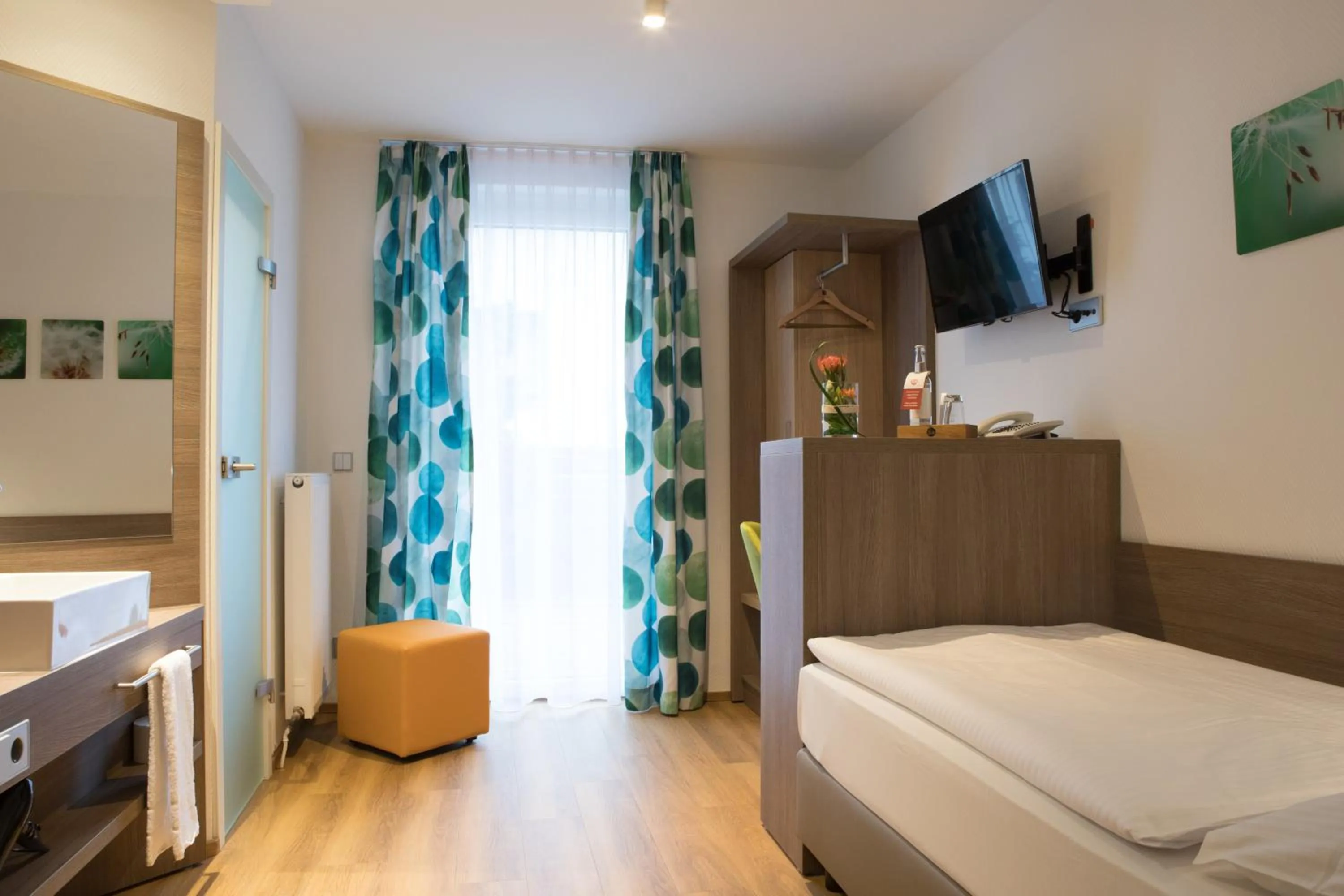 Photo of the whole room, Bed in JOTT Wolfsburg-Sandkamp FREE PARKING