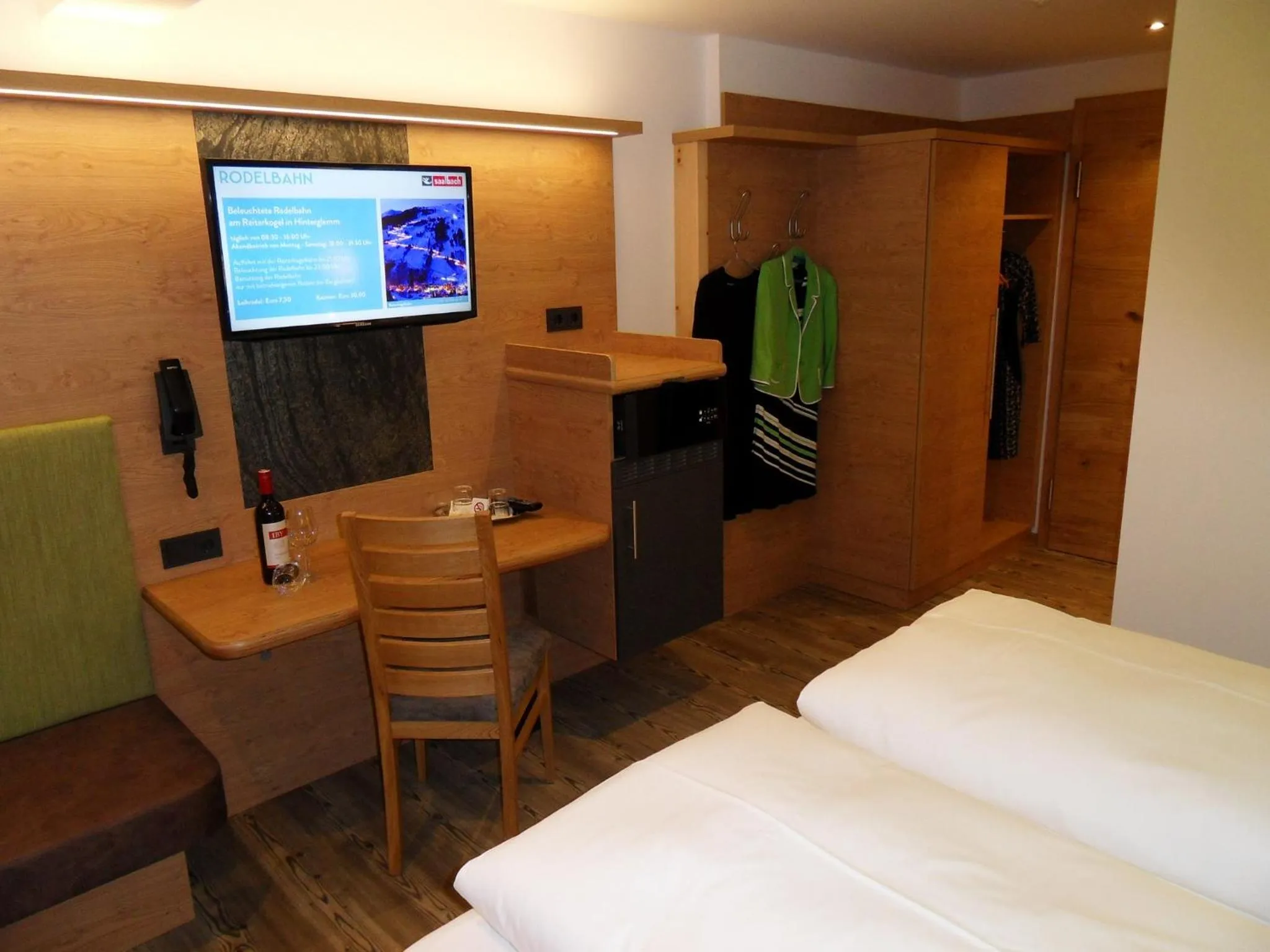 Photo of the whole room, Bed in Hotel Garni Siegmundshof - inclusive Joker Card im Sommer