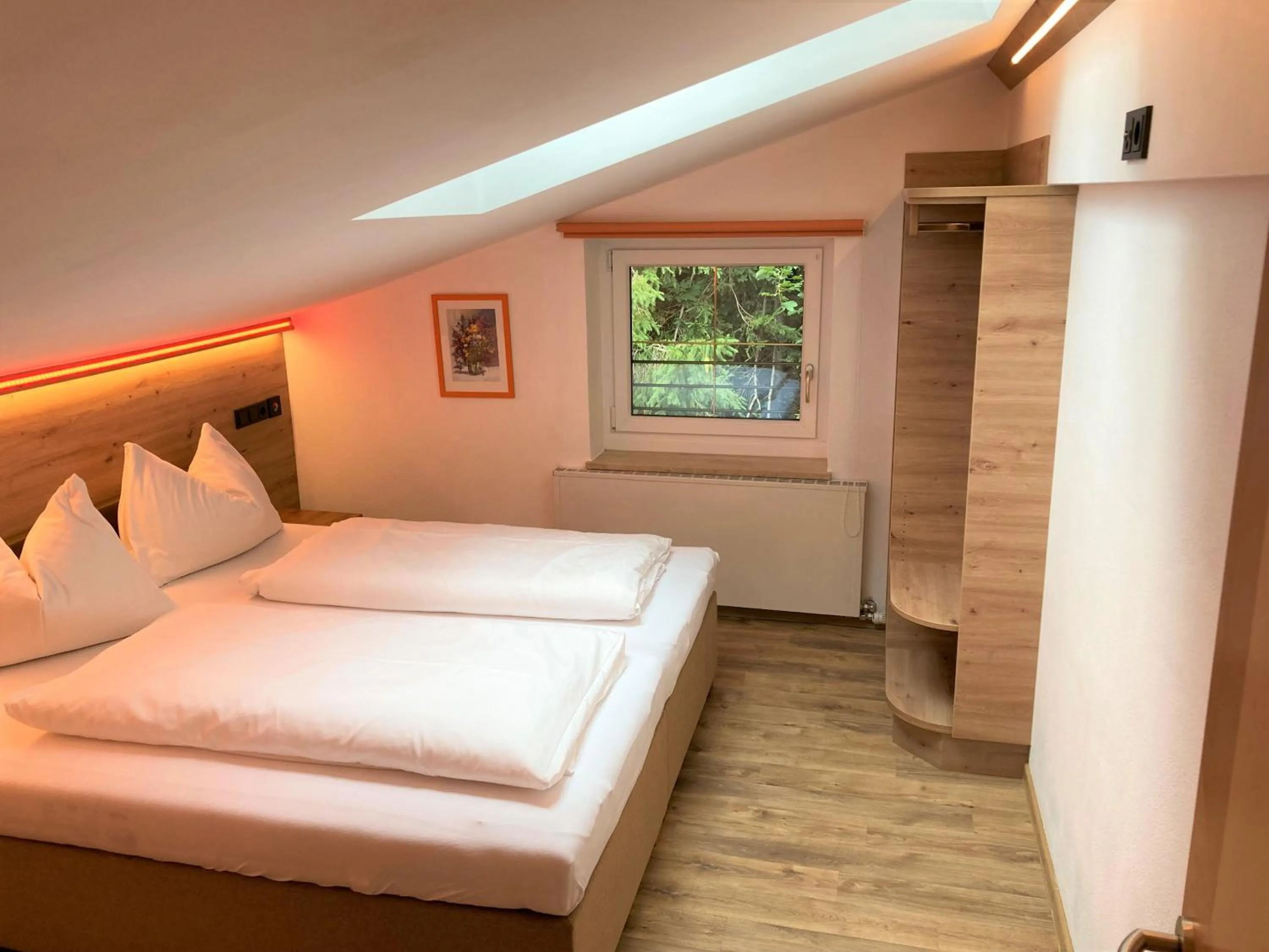 Bedroom, Bed in Hotel Garni Siegmundshof - inclusive Joker Card im Sommer