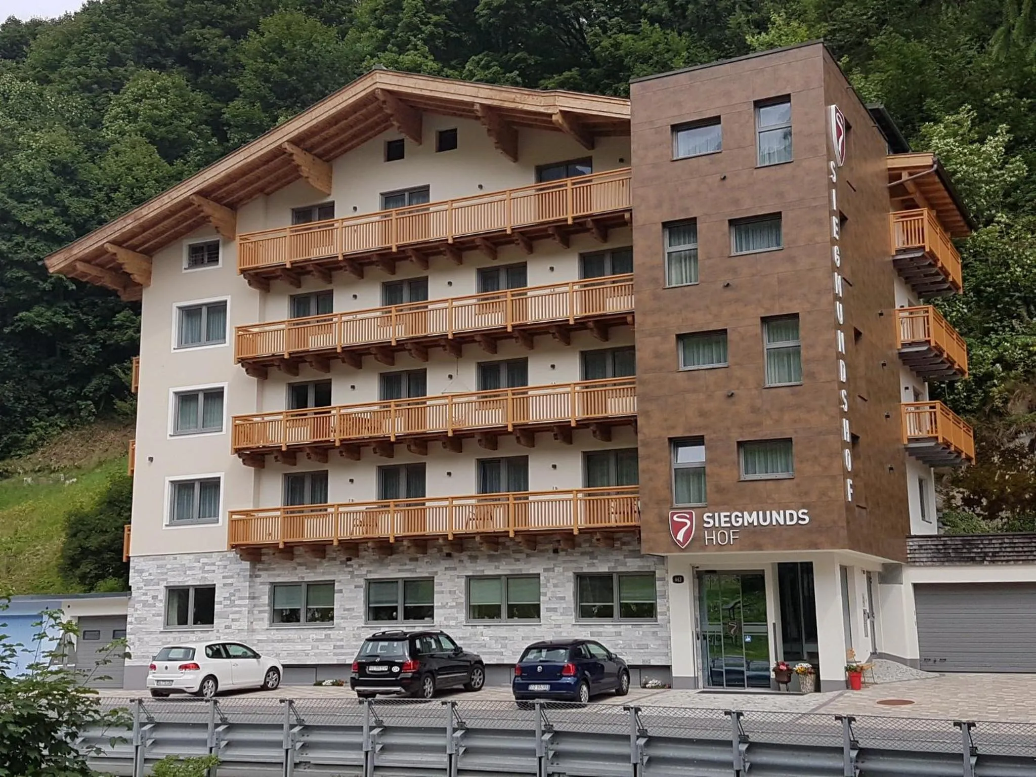 Facade/entrance in Hotel Garni Siegmundshof - inclusive Joker Card im Sommer