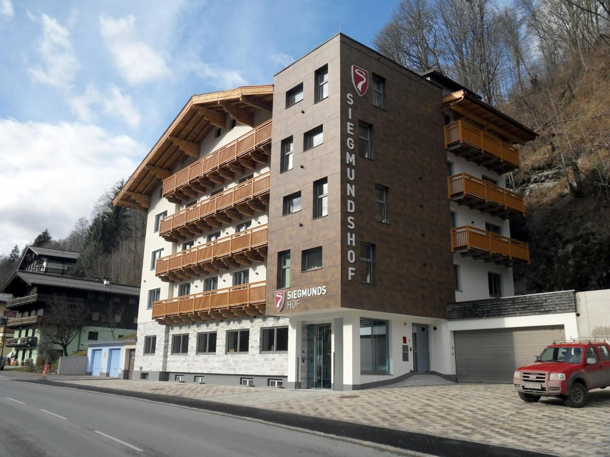 Facade/entrance in Hotel Garni Siegmundshof - inclusive Joker Card im Sommer