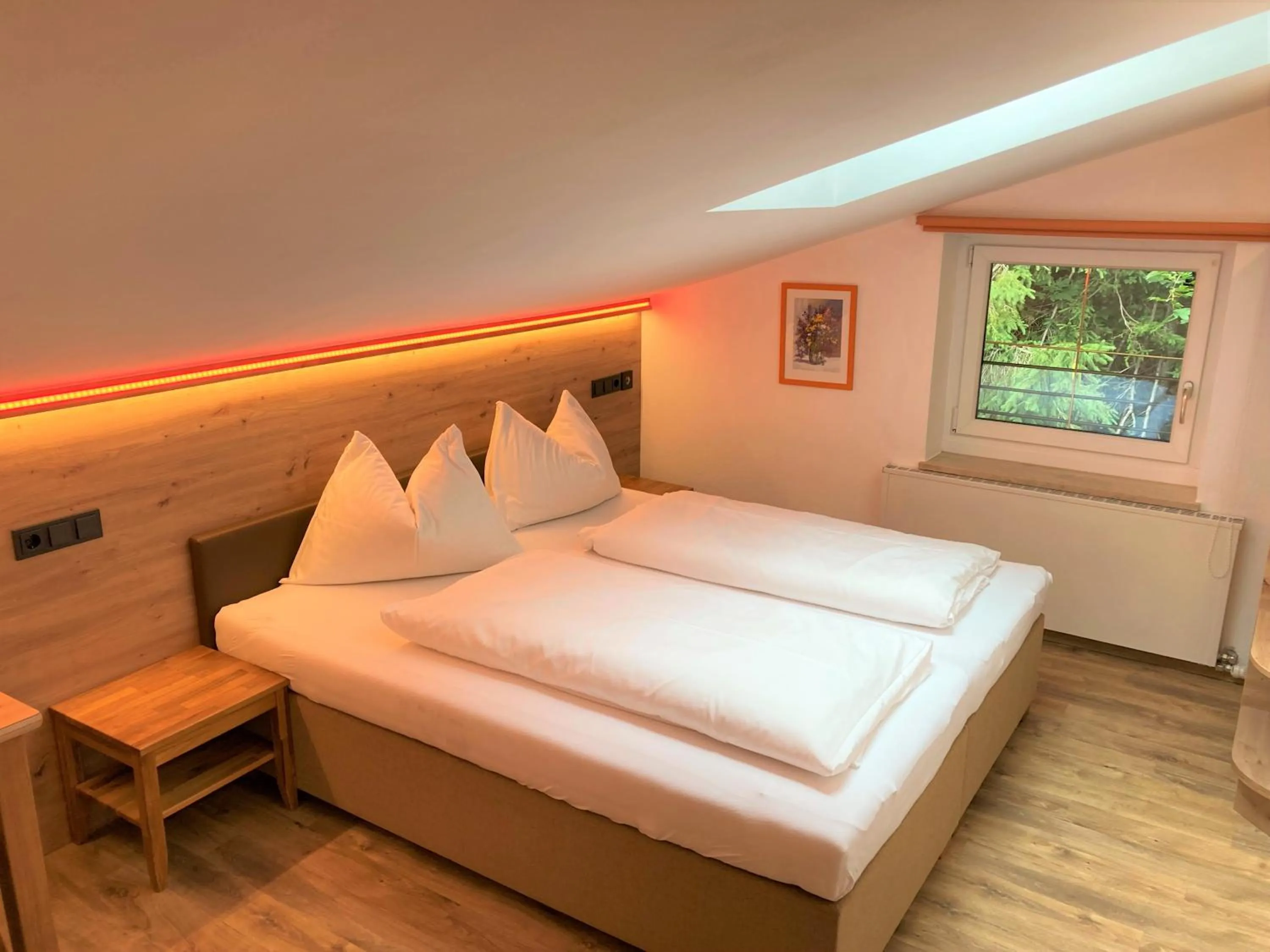 Bedroom, Bed in Hotel Garni Siegmundshof - inclusive Joker Card im Sommer