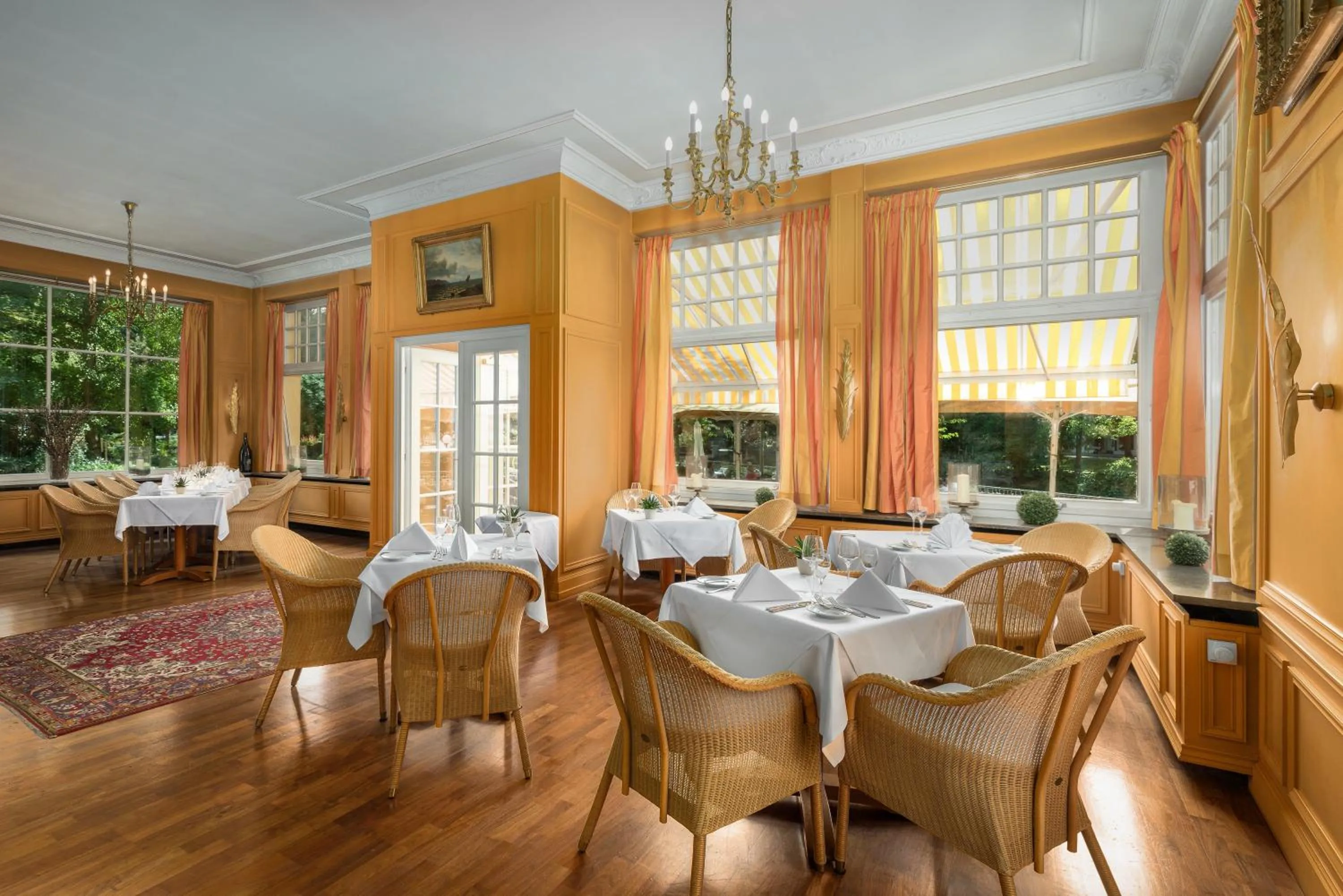 Restaurant/places to eat in Atlantic Parkhotel