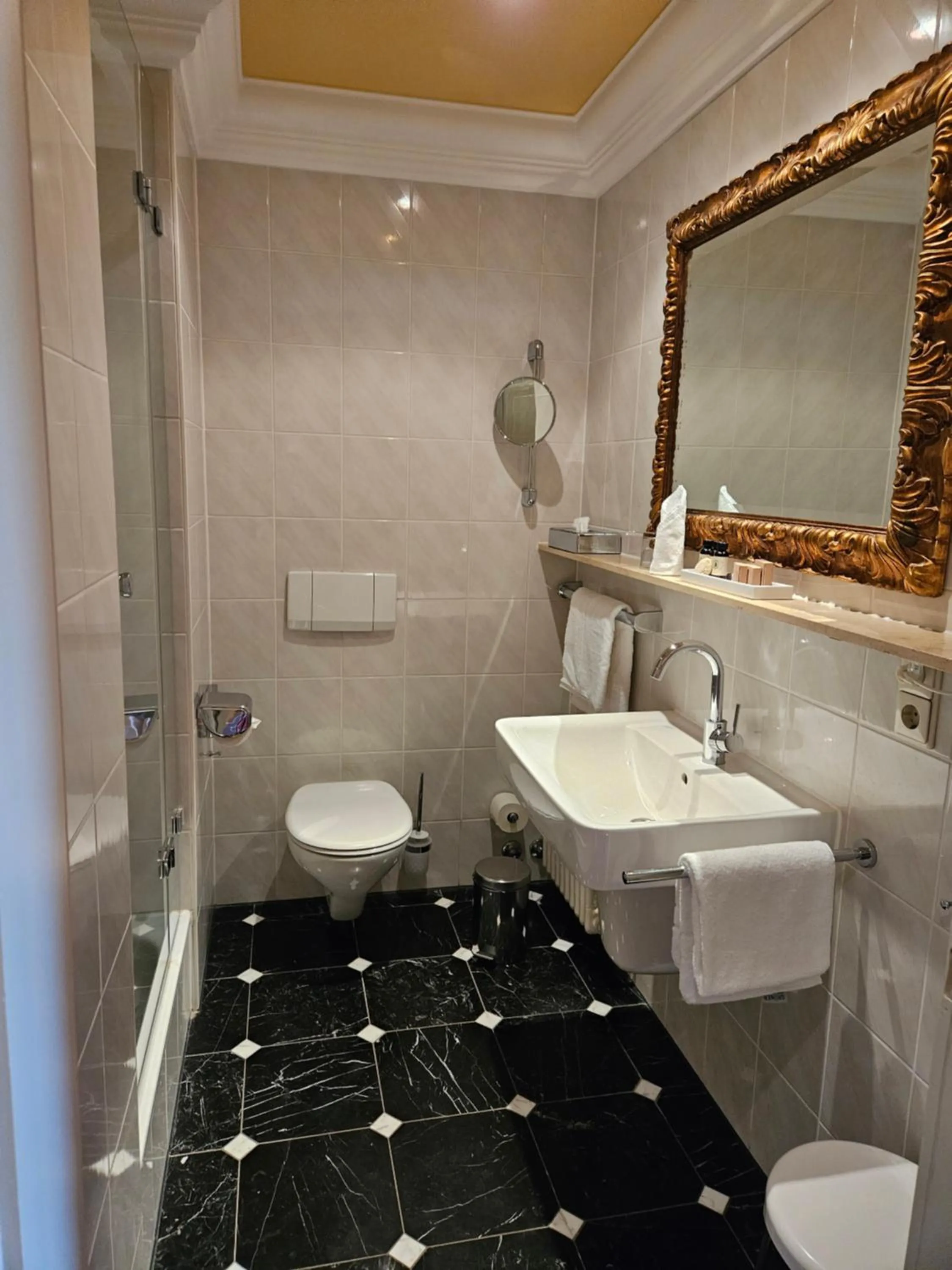 Shower in Atlantic Parkhotel