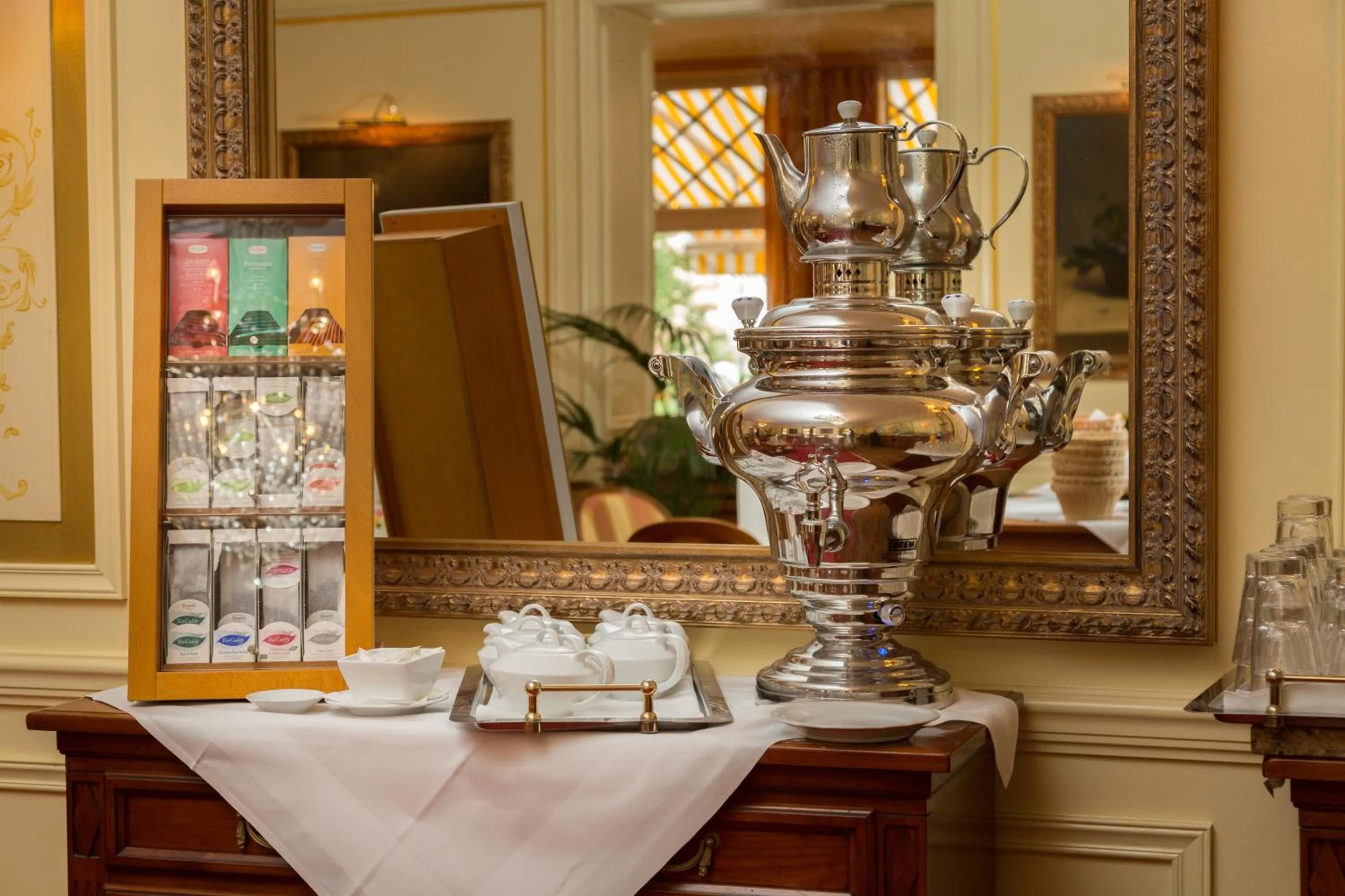 Restaurant/places to eat in Atlantic Parkhotel