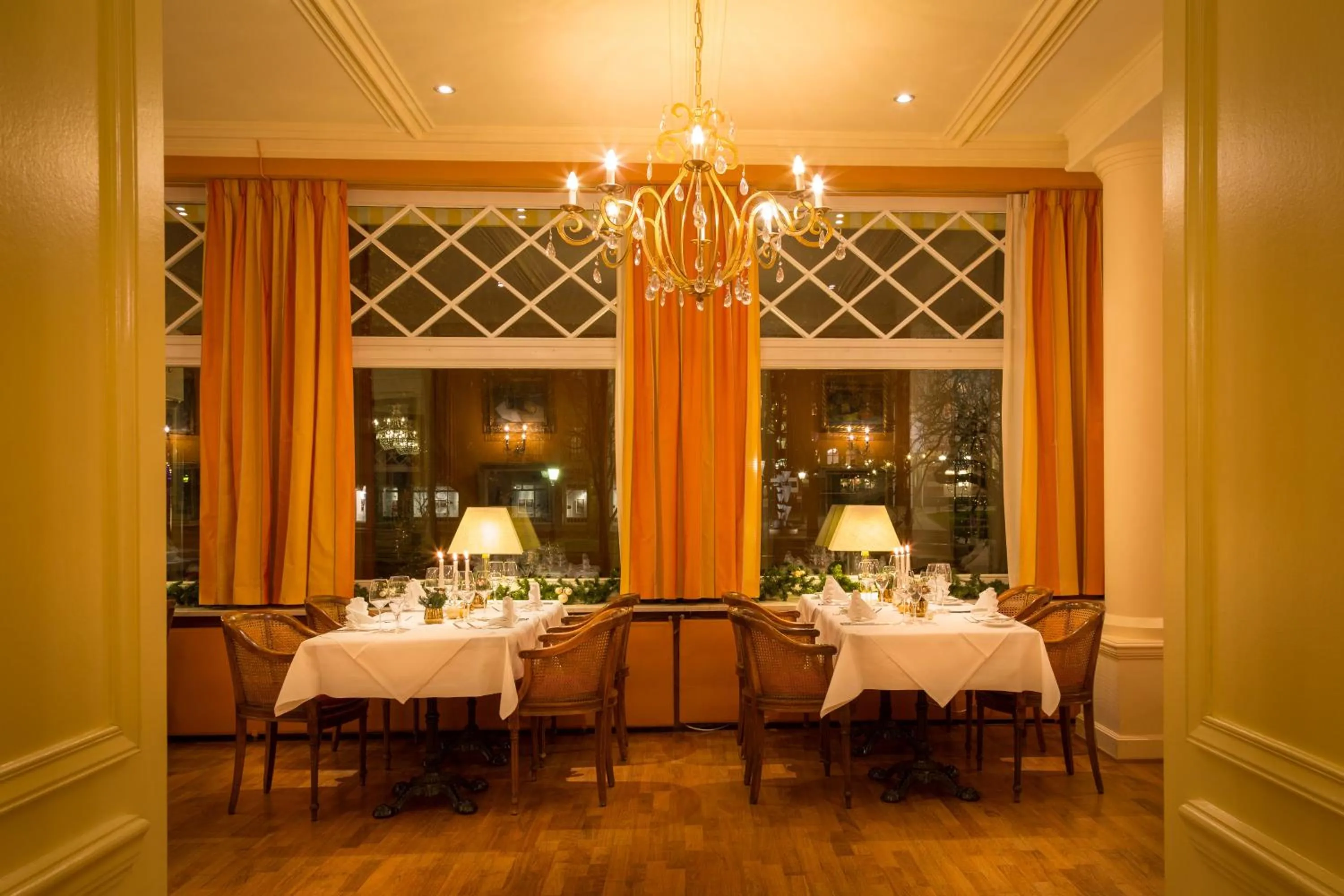 Restaurant/places to eat in Atlantic Parkhotel