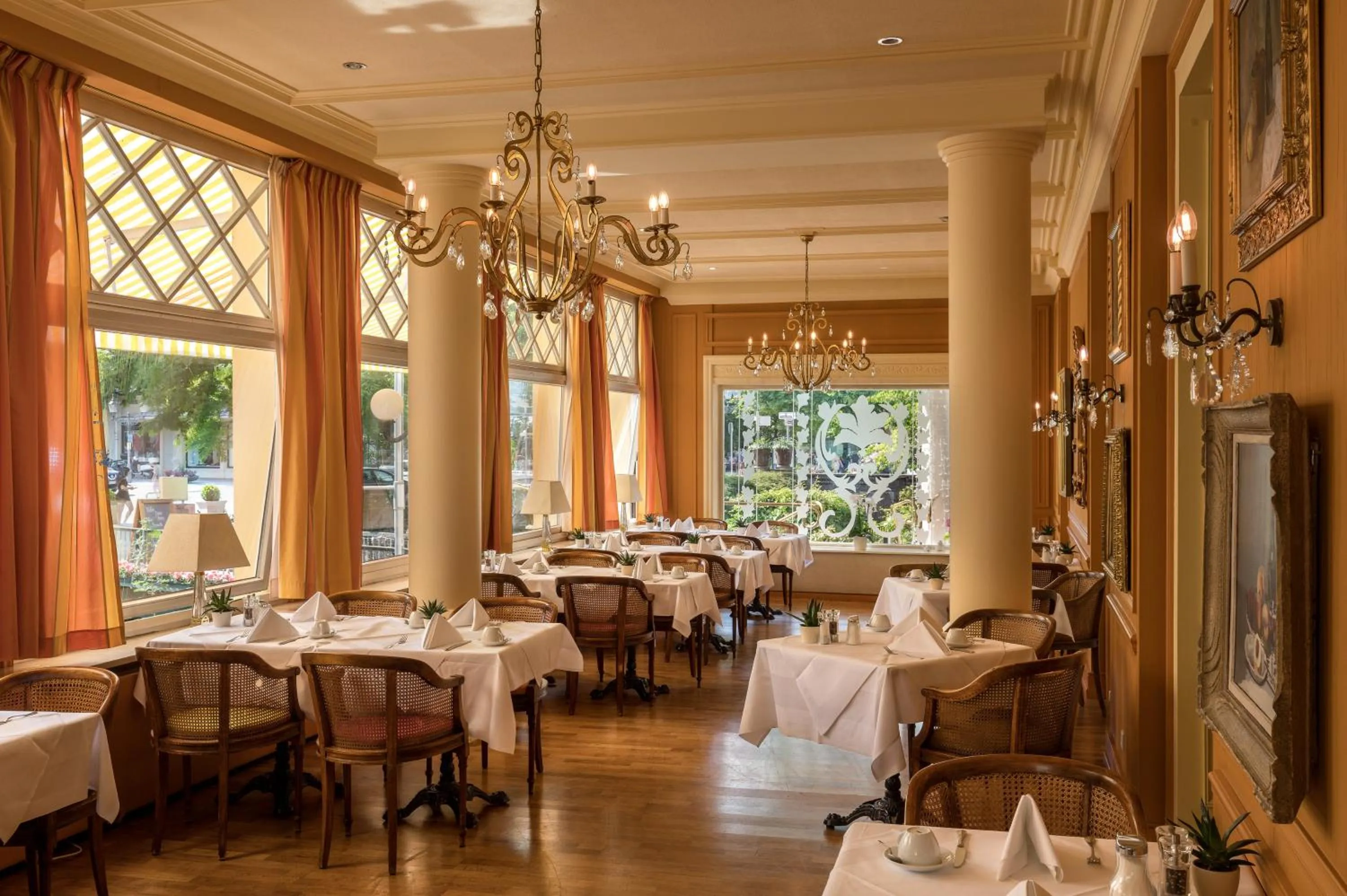 Restaurant/places to eat in Atlantic Parkhotel